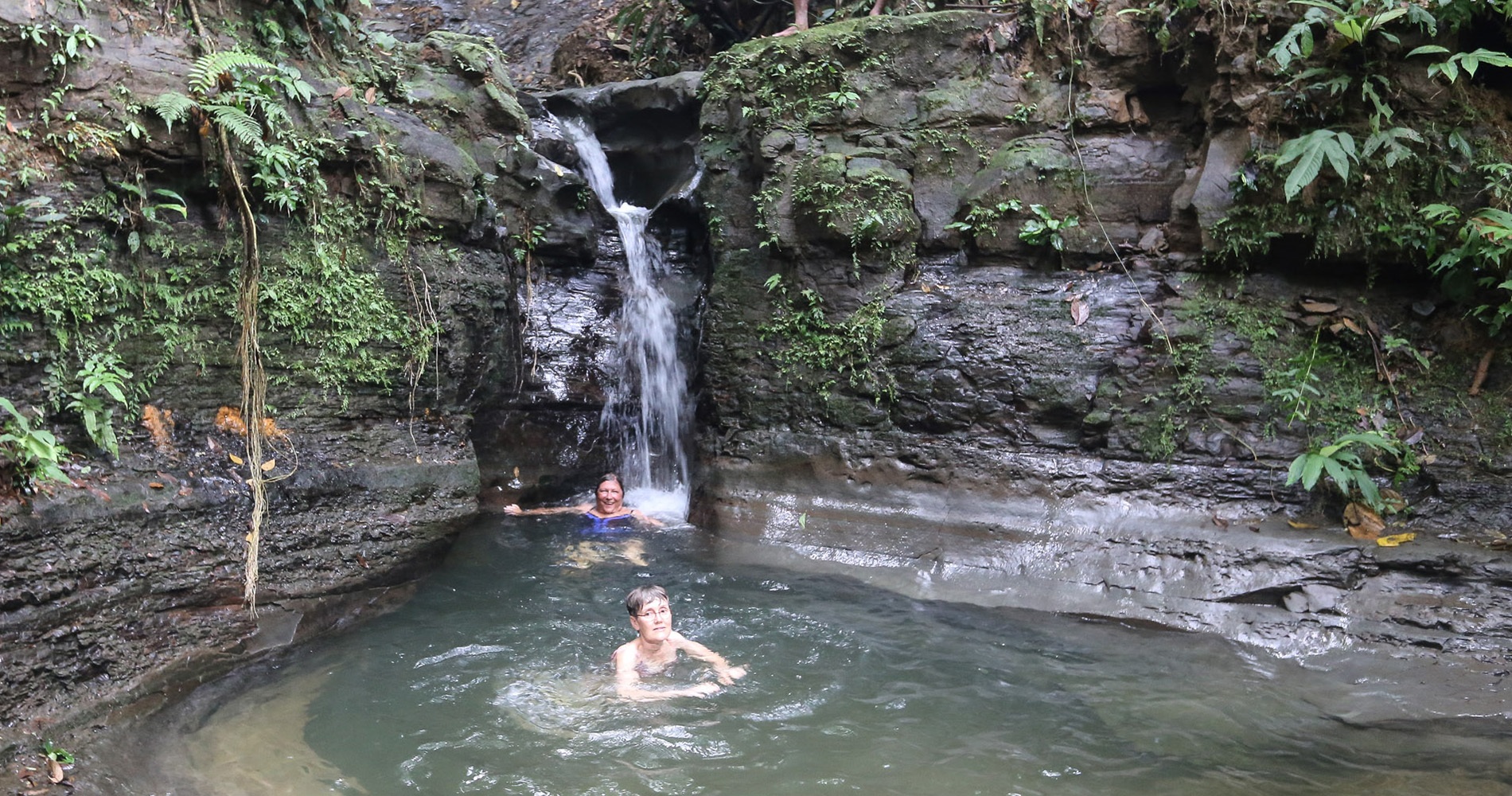 Eau rafraîchissante à la cascade