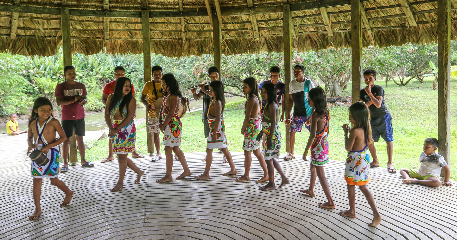 Sous le grand Tembo communautaire, accueil par des indiens Embera