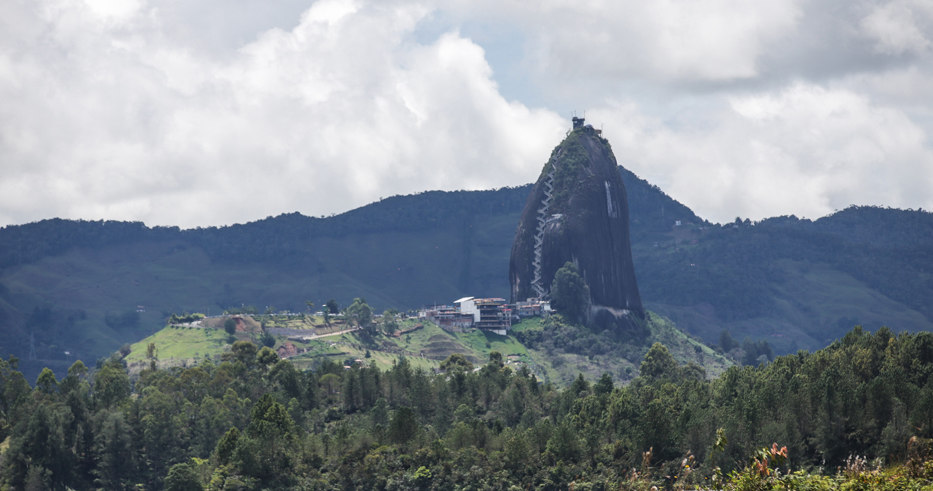 La Piedra del Peñol depuis le lac