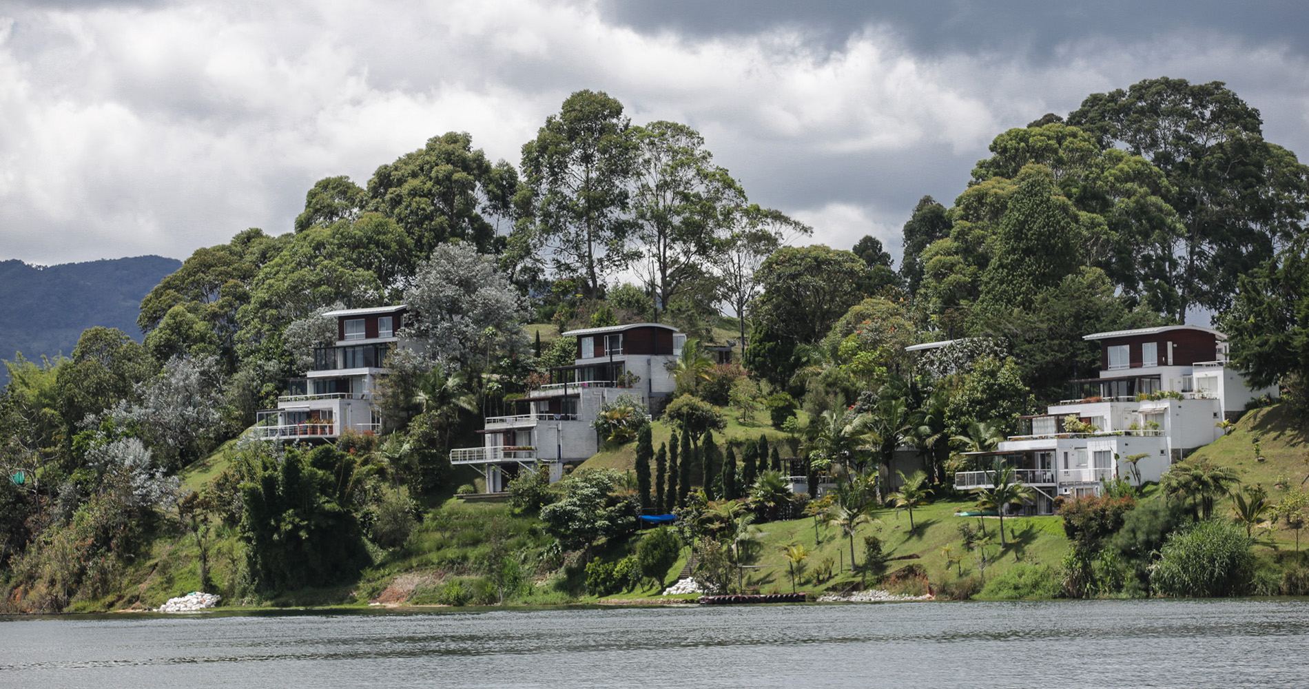 Villas qui ont colonisé les rives du lac