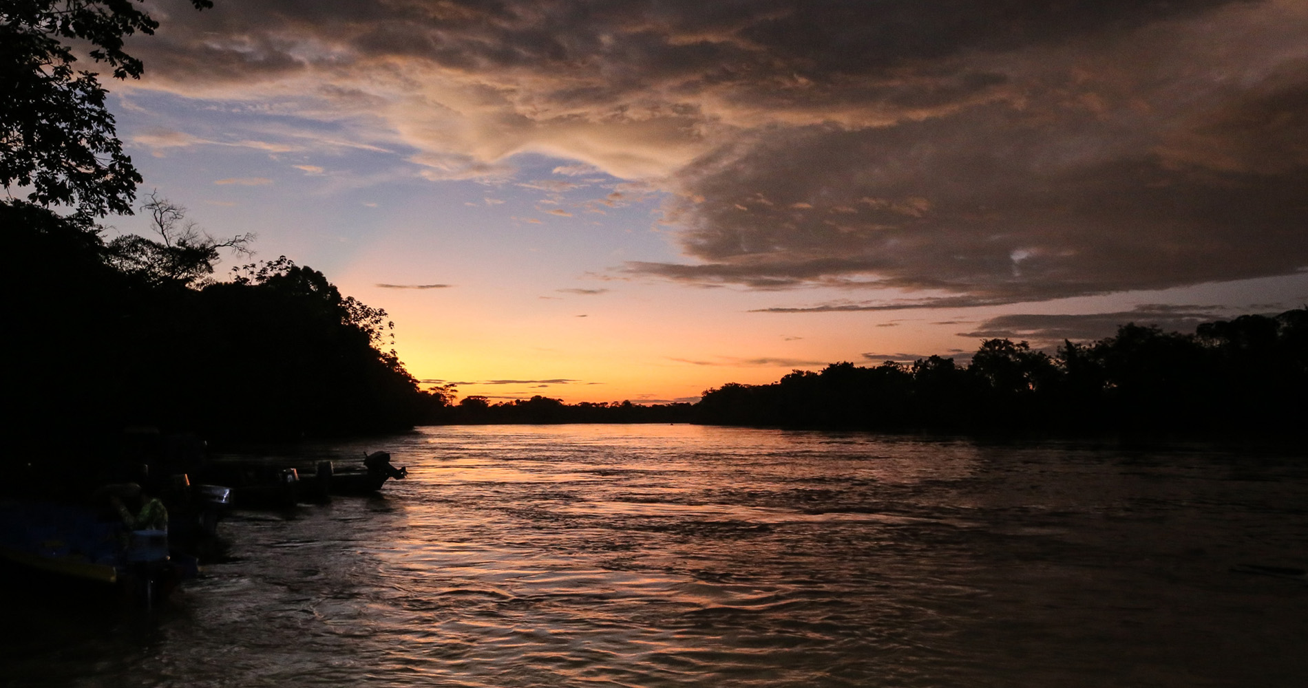 Fin du jour depuis le ponton sur le fleuve