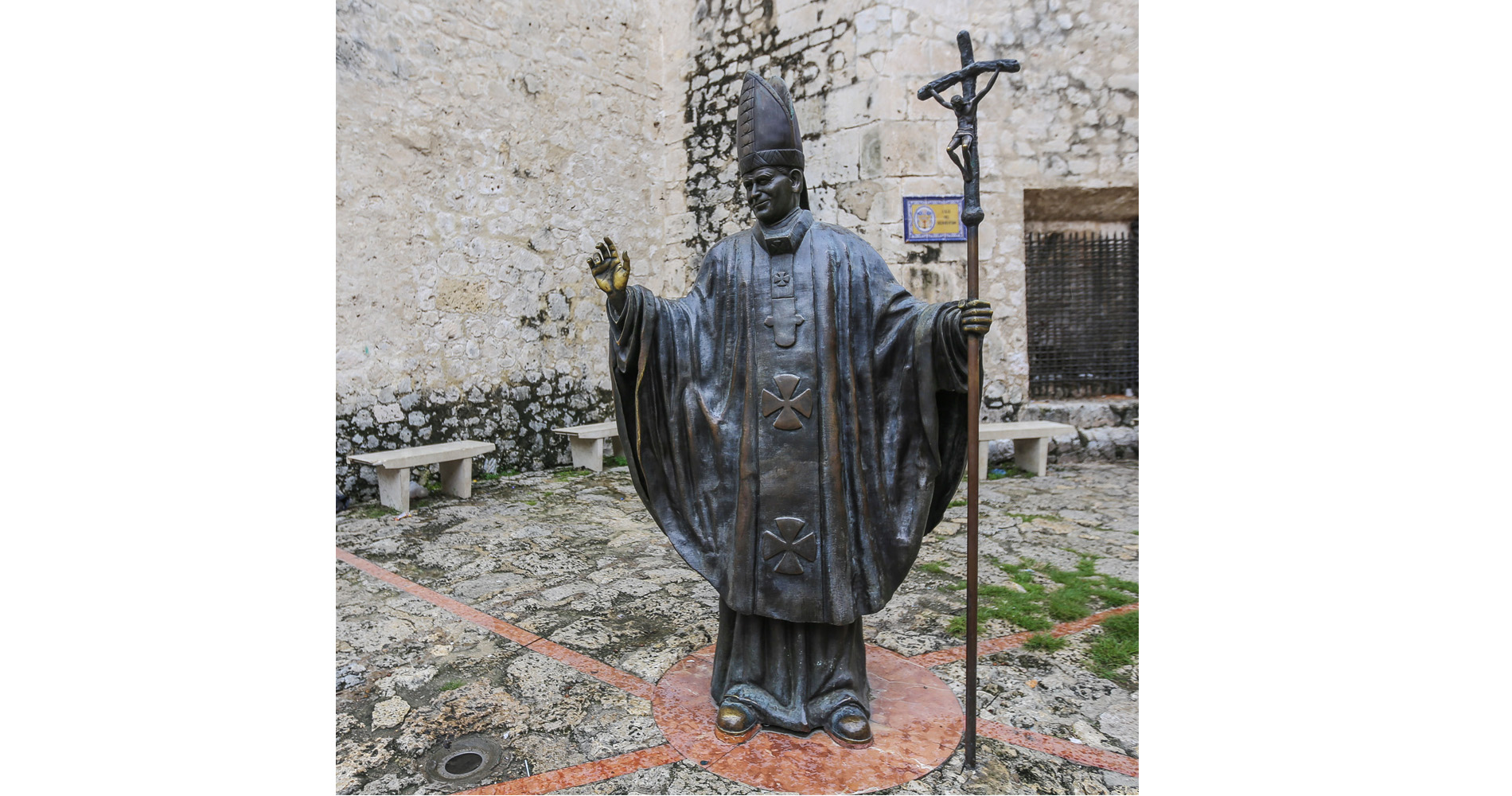 Statue de Jean Paul II, devant la cathédrale