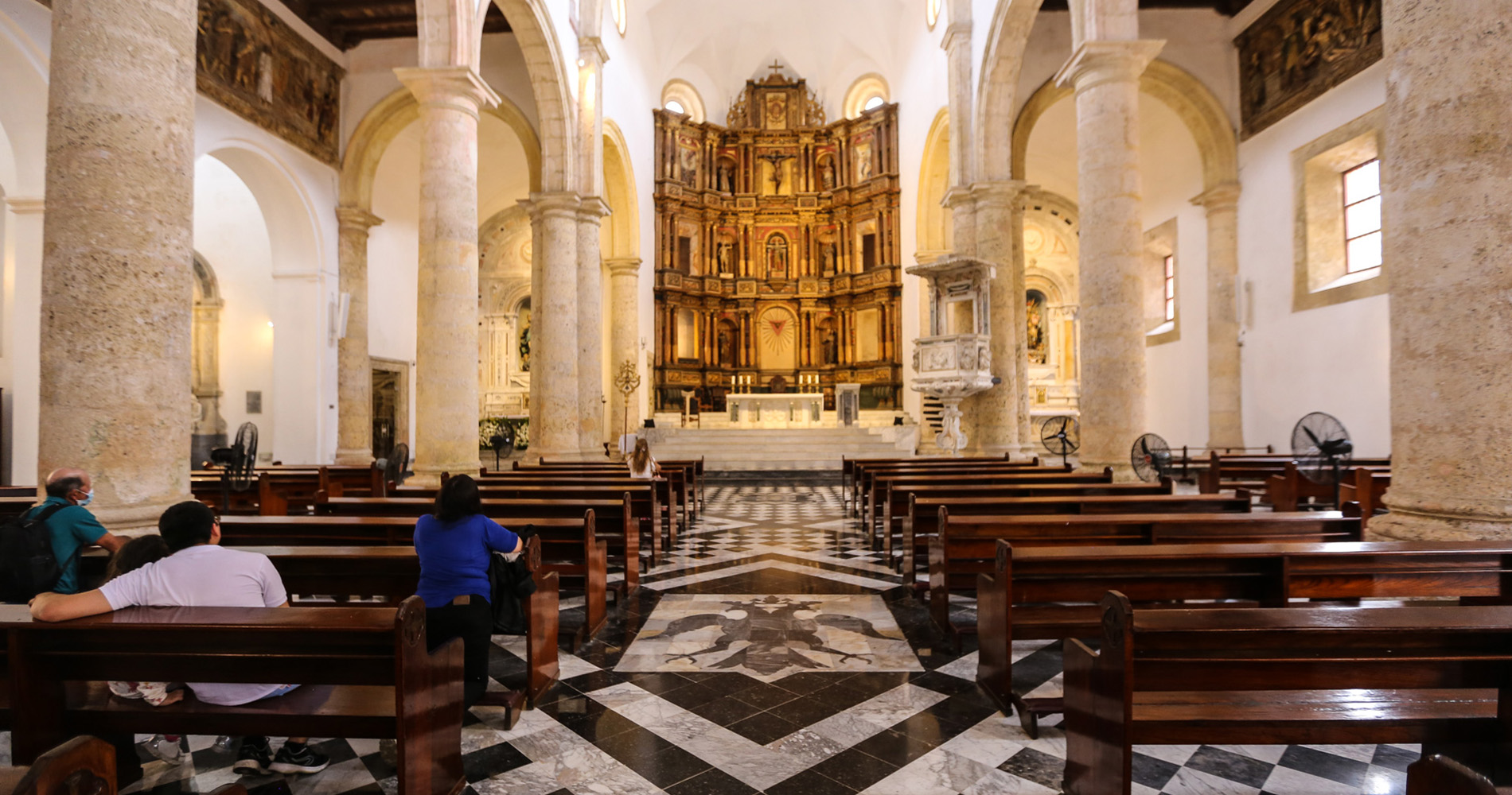 Intérieur de la cathédrale avec son magnifique retable