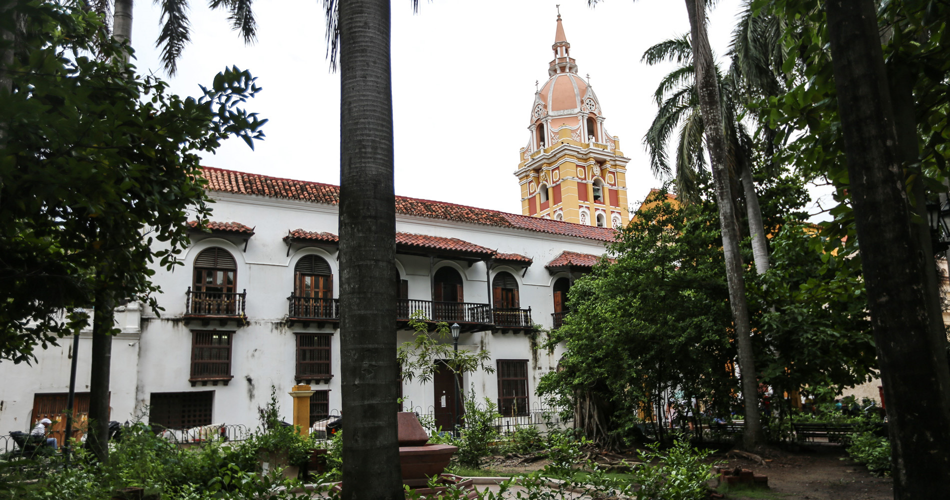 Clocher de la cathédrale depuis la Plaza Bolivar