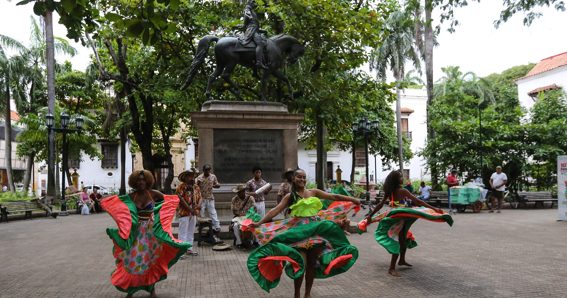 Démonstration de danse Mapale (afro-colombienne) devant la statue de Bolivar
