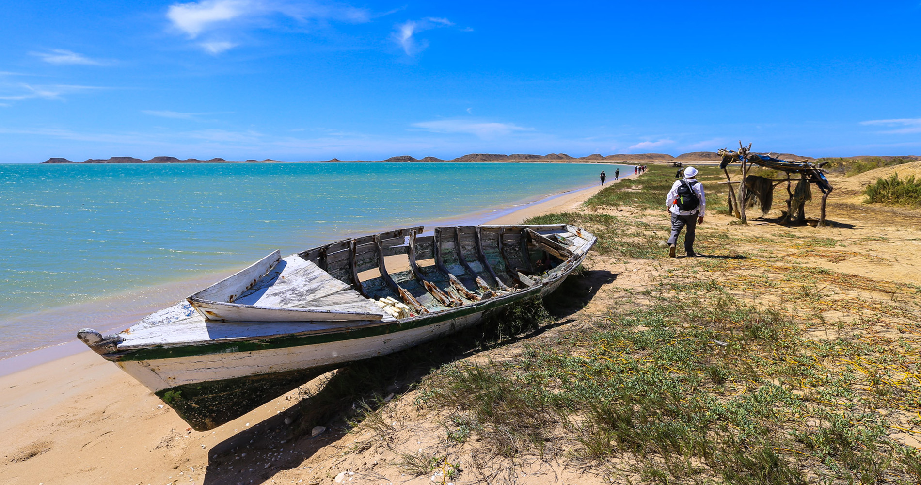 Des cabanes de pêcheurs ponctuent la plage