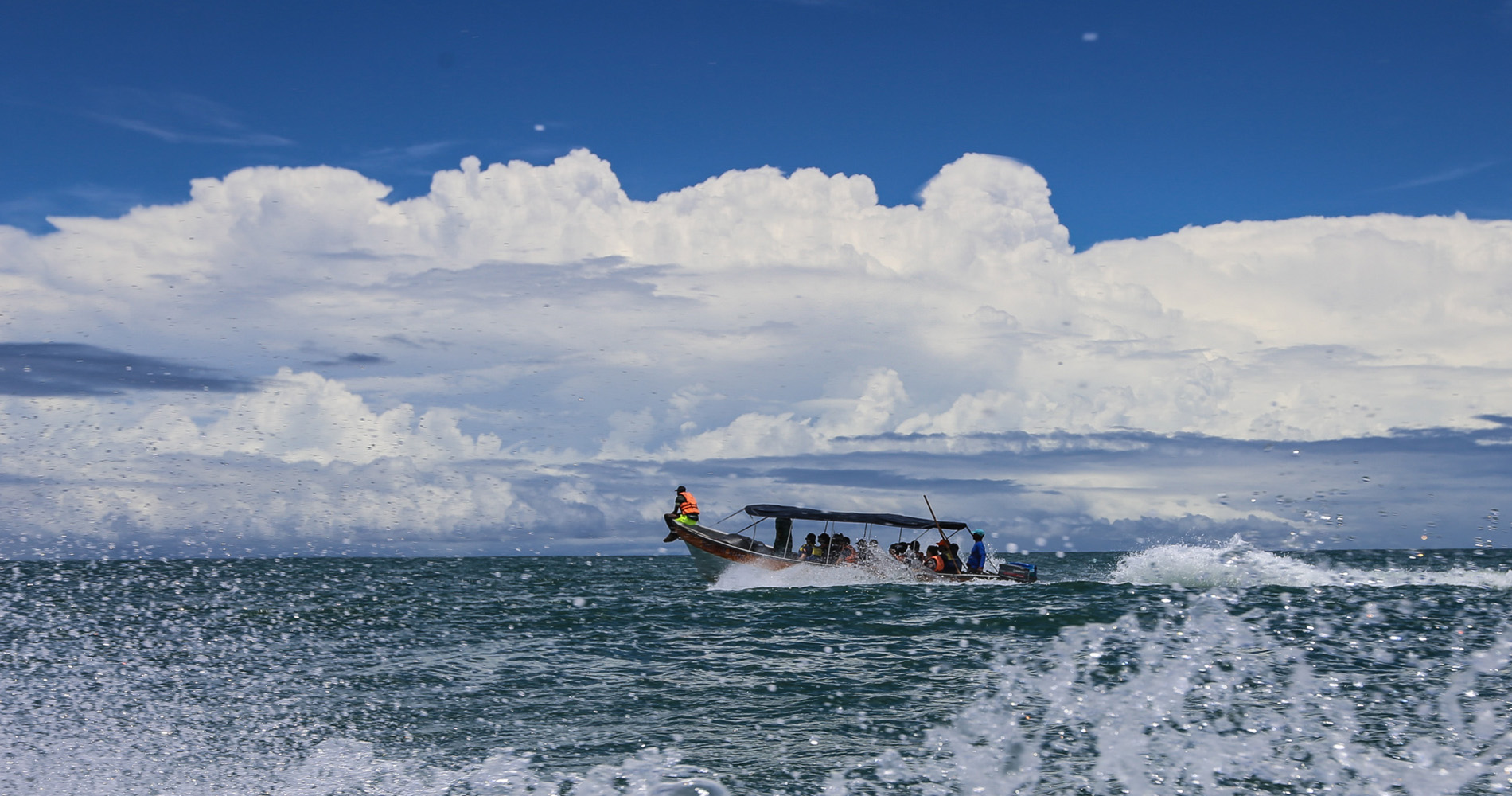 Un bateau taxi nous double