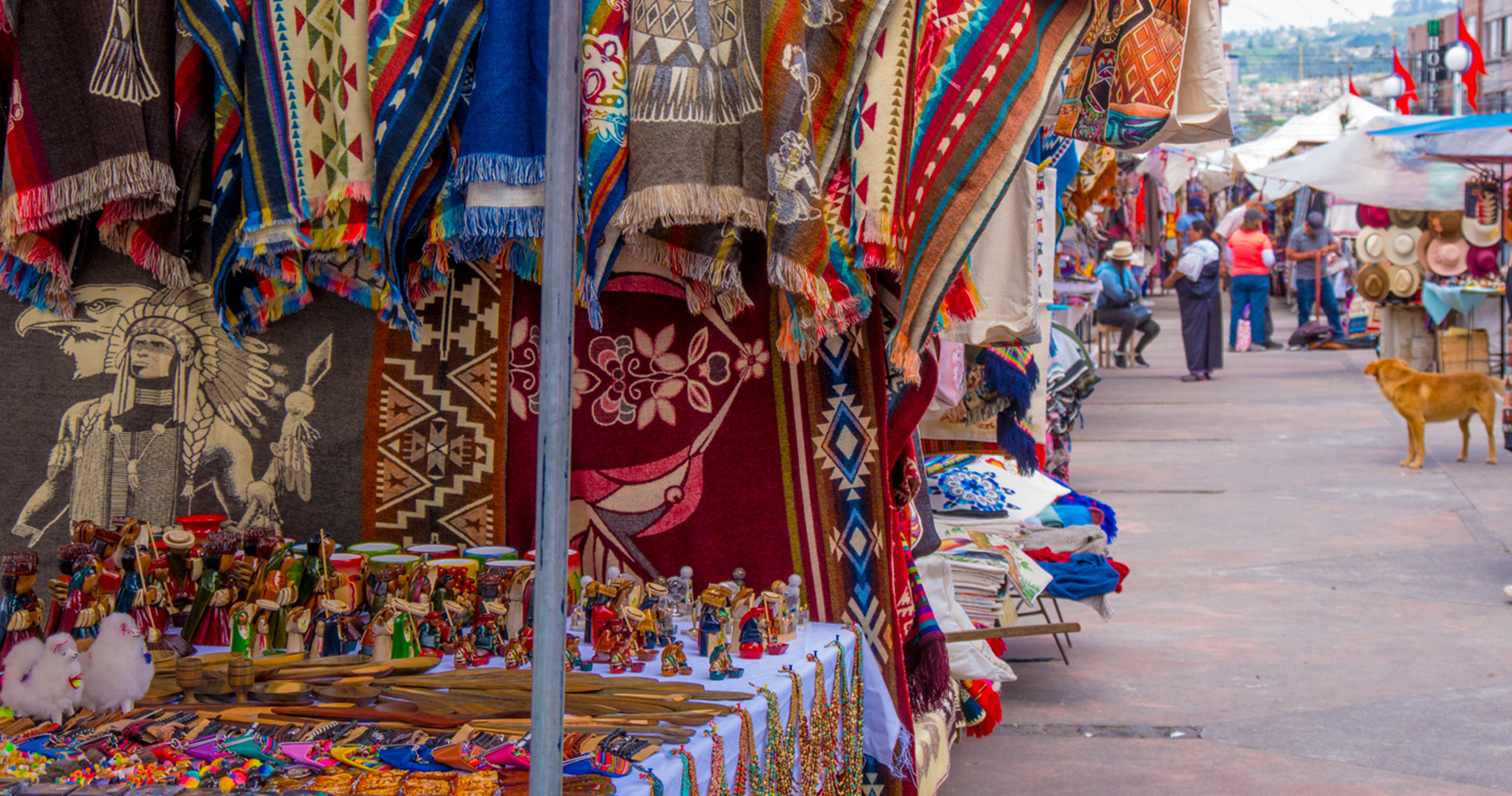 marché artisanal sur la Plaza de Los Ponchos
