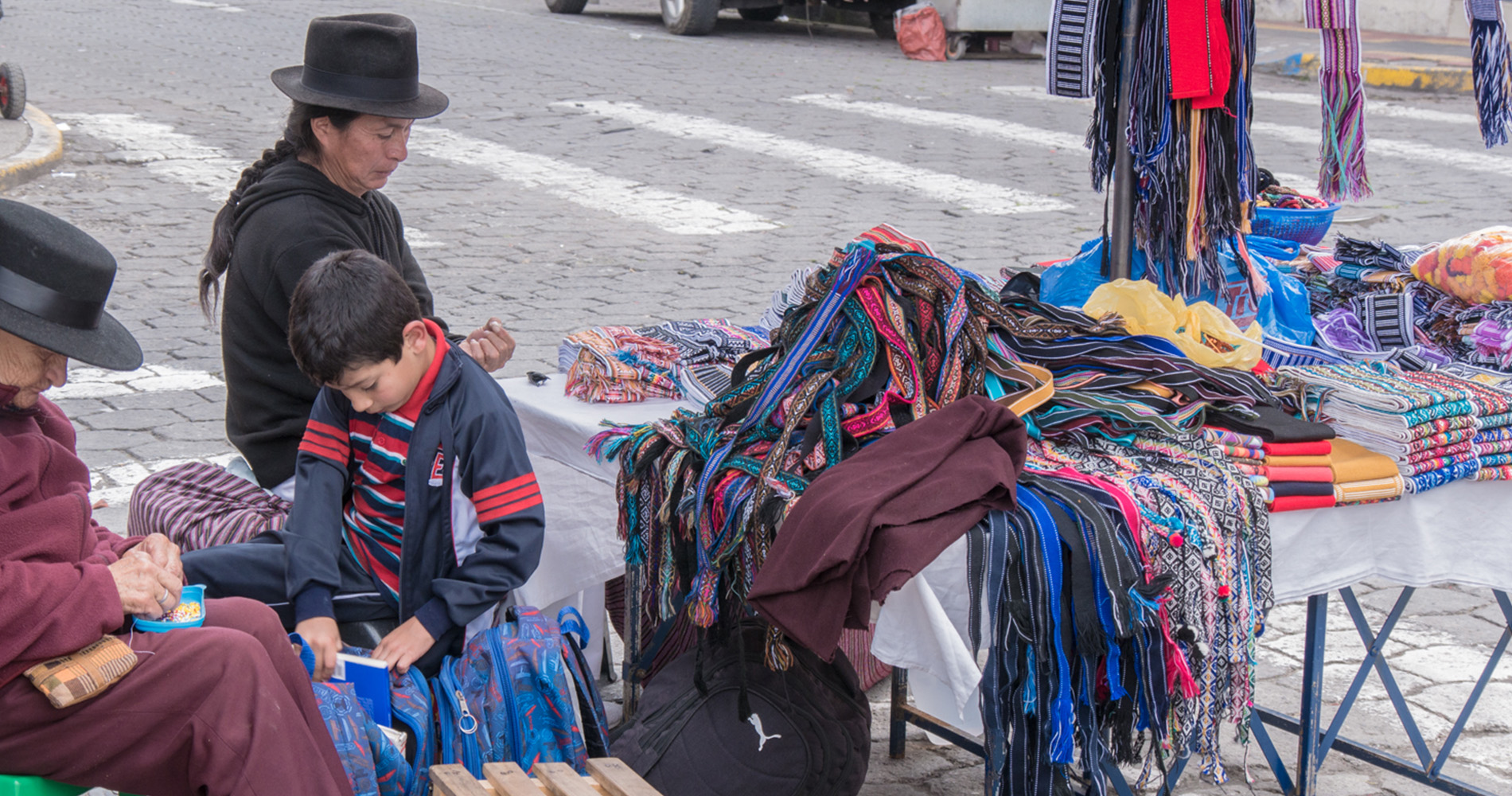 Marché artisanal sur la Plaza de Los Ponchos