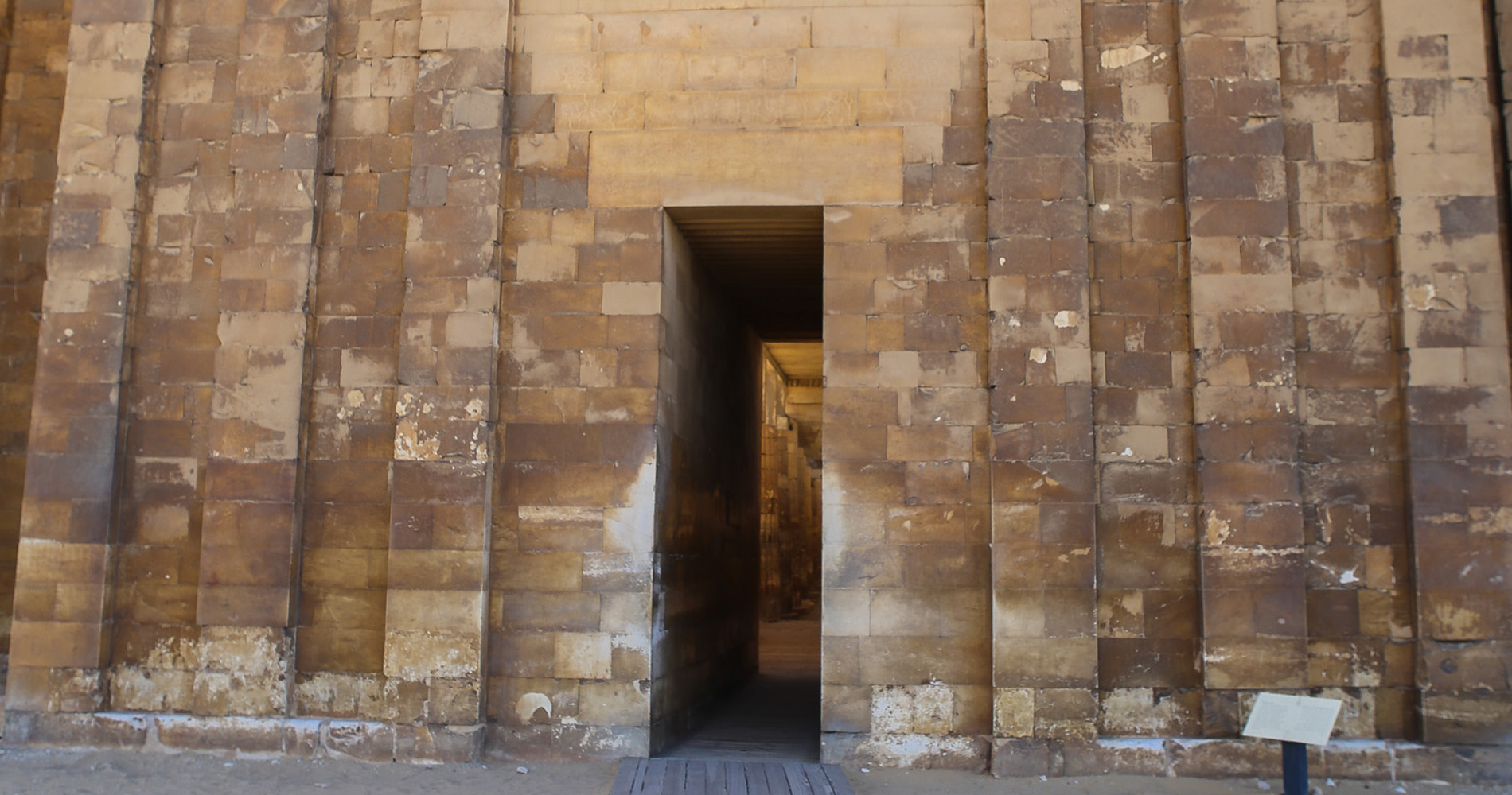 Porte menant à l’esplanade de la pyramide