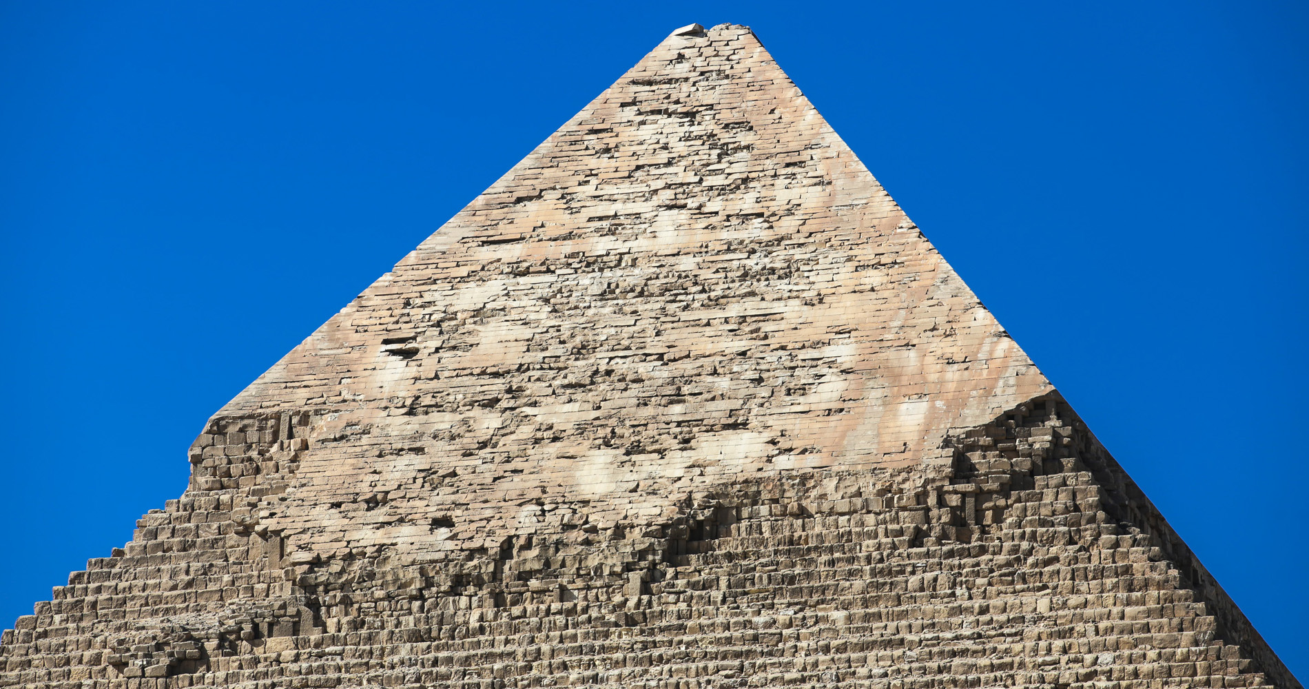 Le haut de la pyramide de Khephren a gardé son parement en calcaire blanc