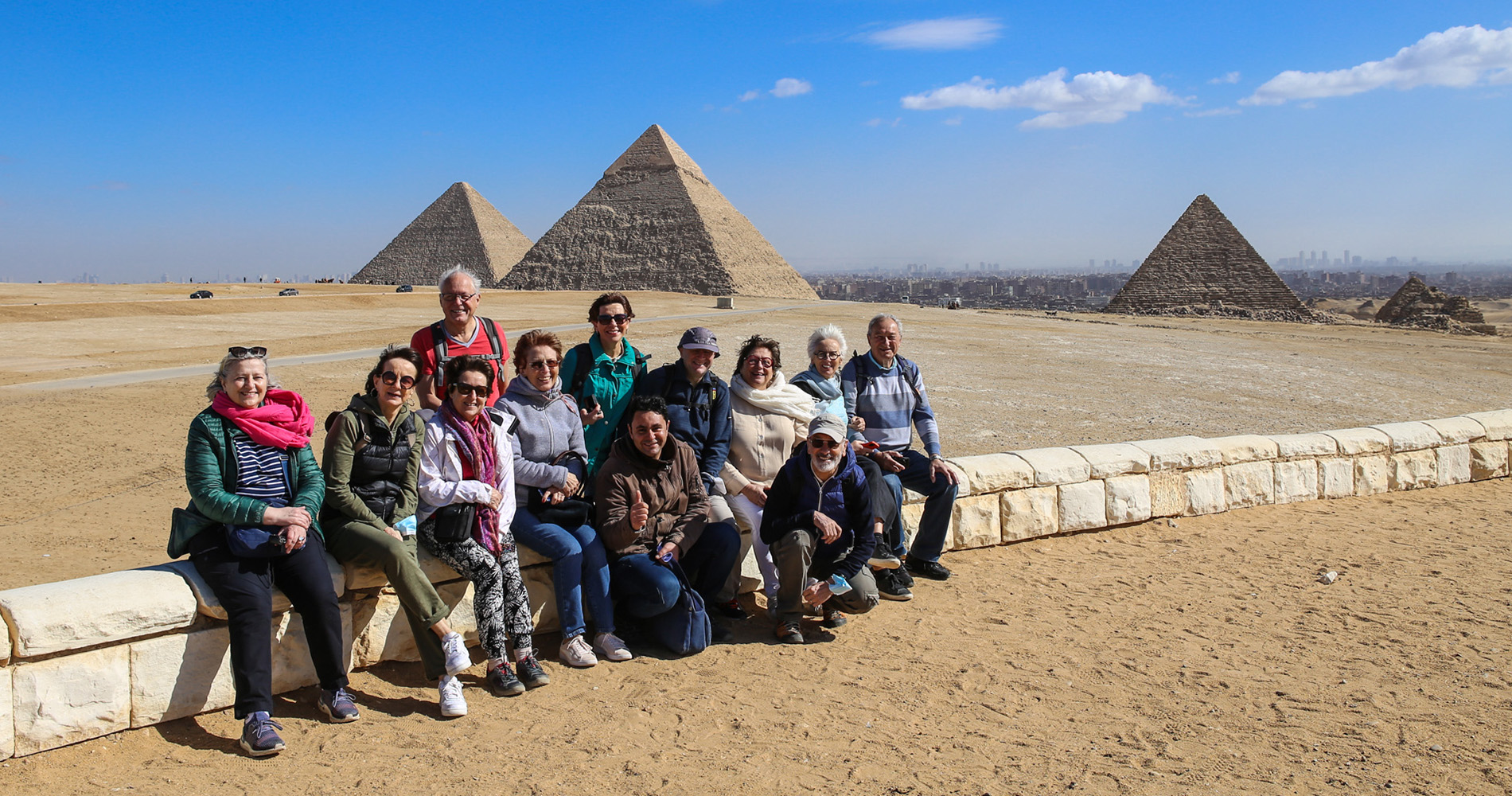 Depuis un belvédère, une photo de notre groupe qui entoure Mohamed