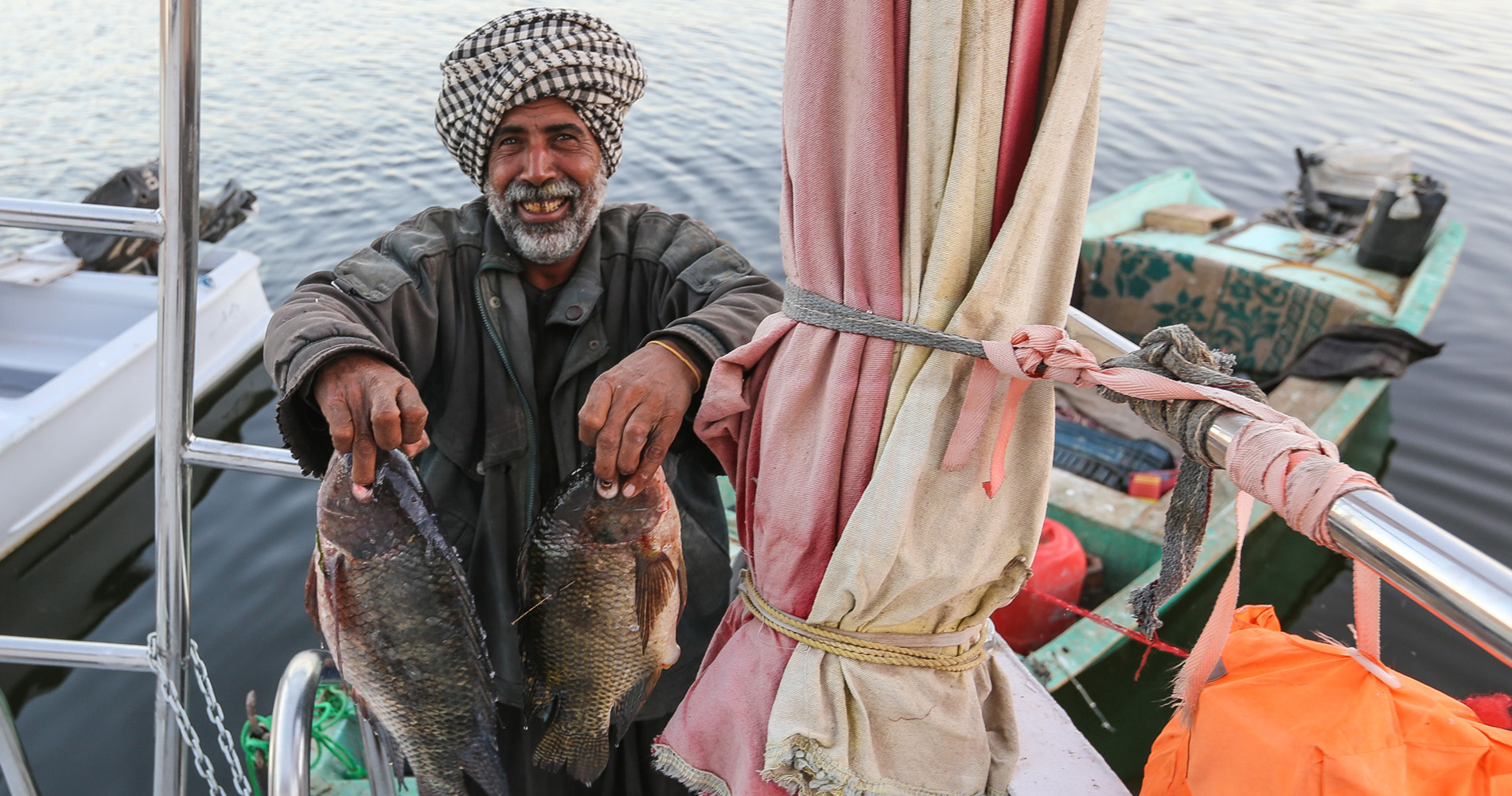 Des pêcheurs viennent nous proposer des poissons du lac