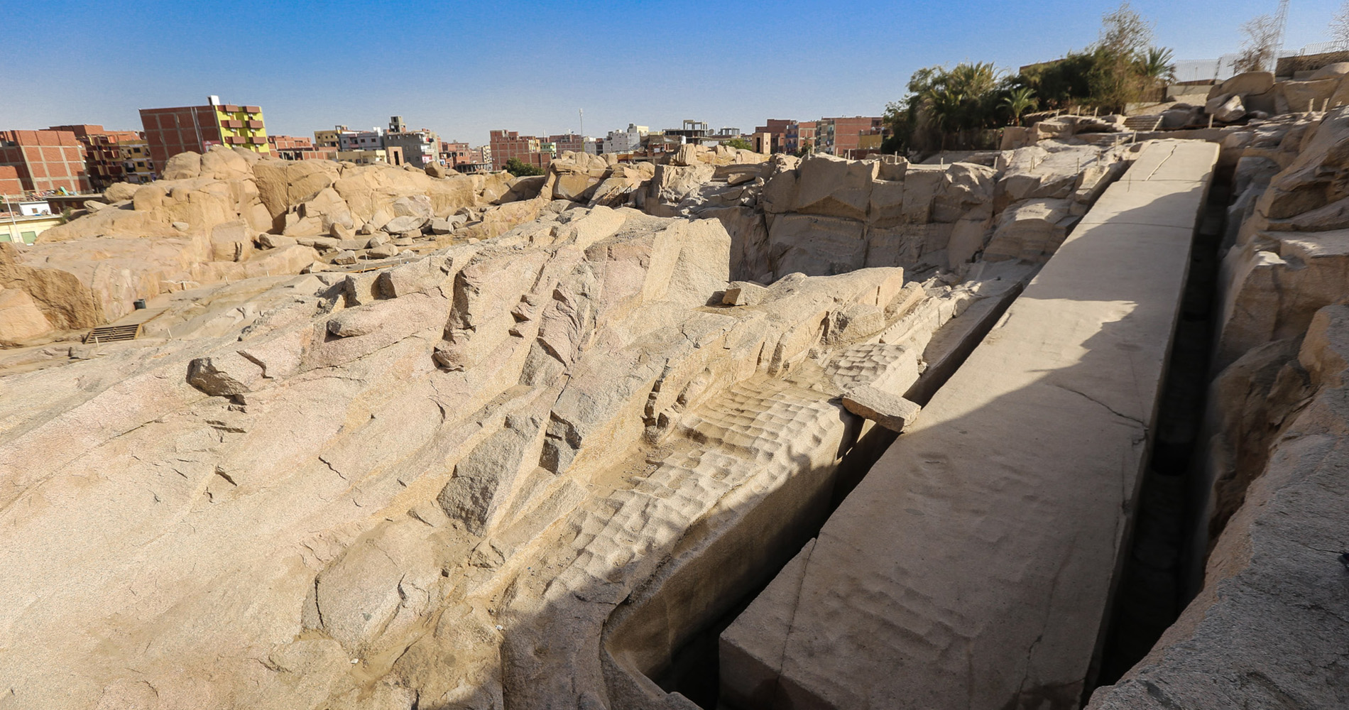 L’obélisque inachevé dans sa gangue de pierre