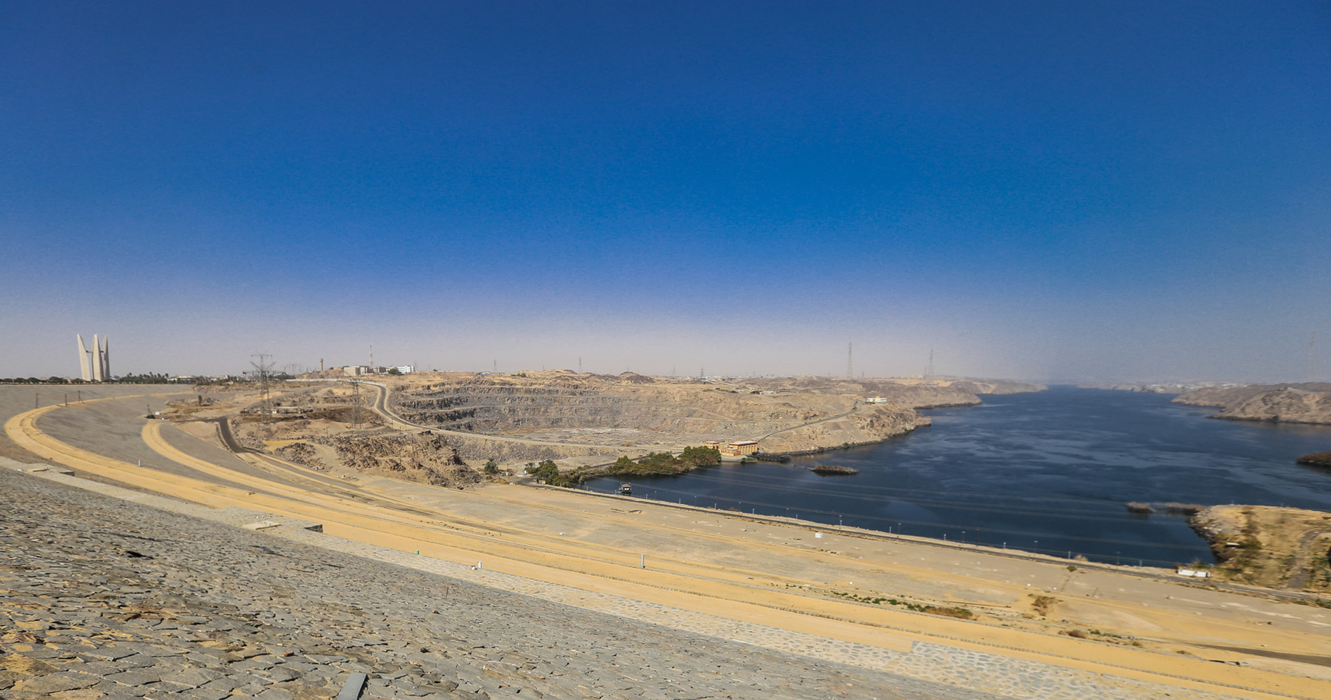 Depuis le Haut Barrage, le lac de réserve en amont du premier barrage