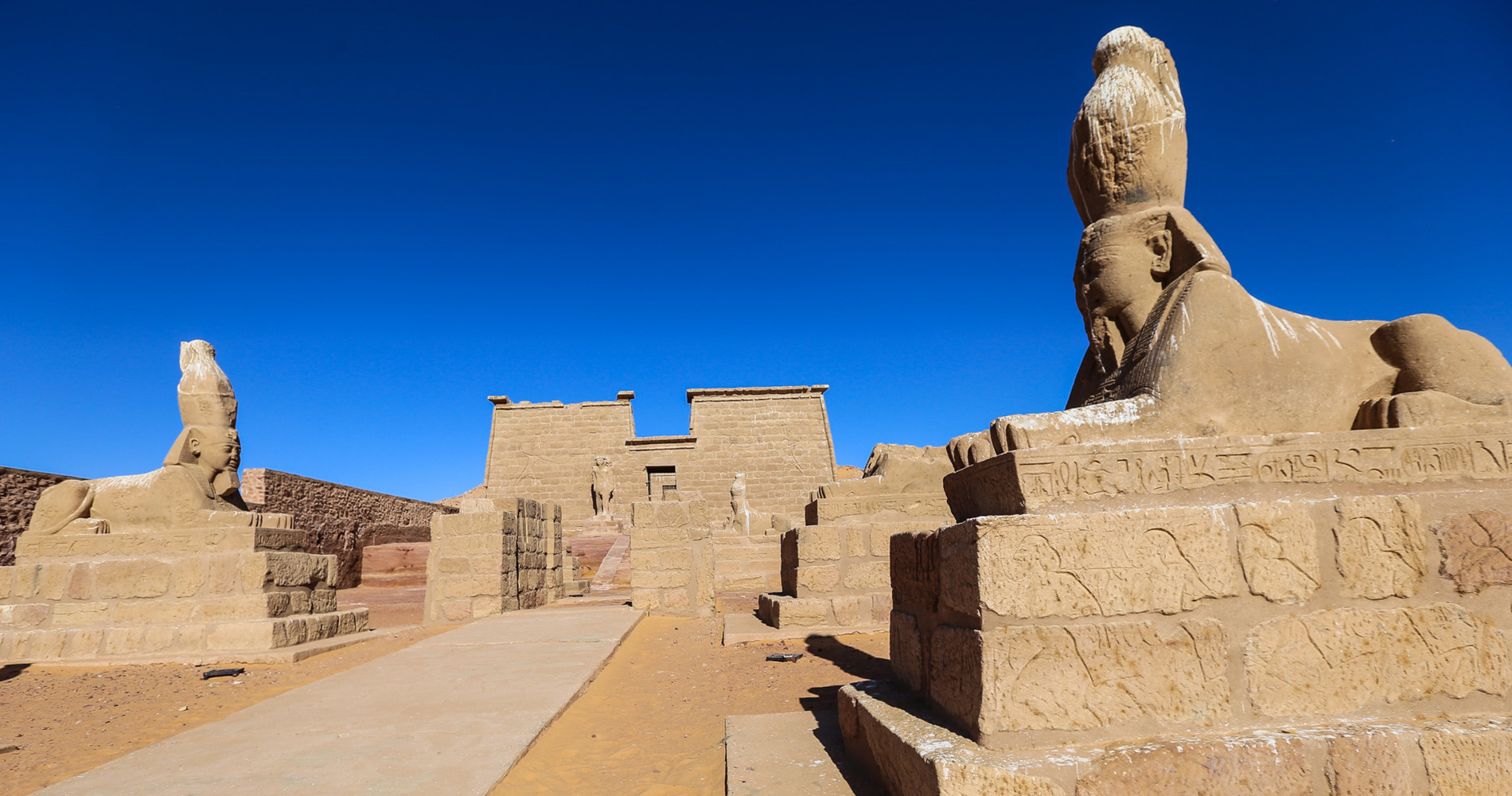 Une allée de Sphinx mène au portique