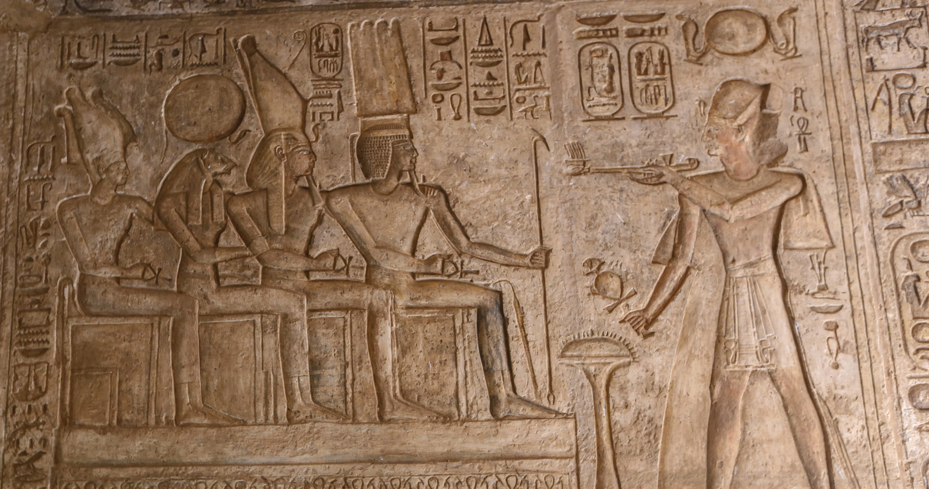 Ramsès II (à gauche) reçoit de différents dieux les attributs du pouvoir