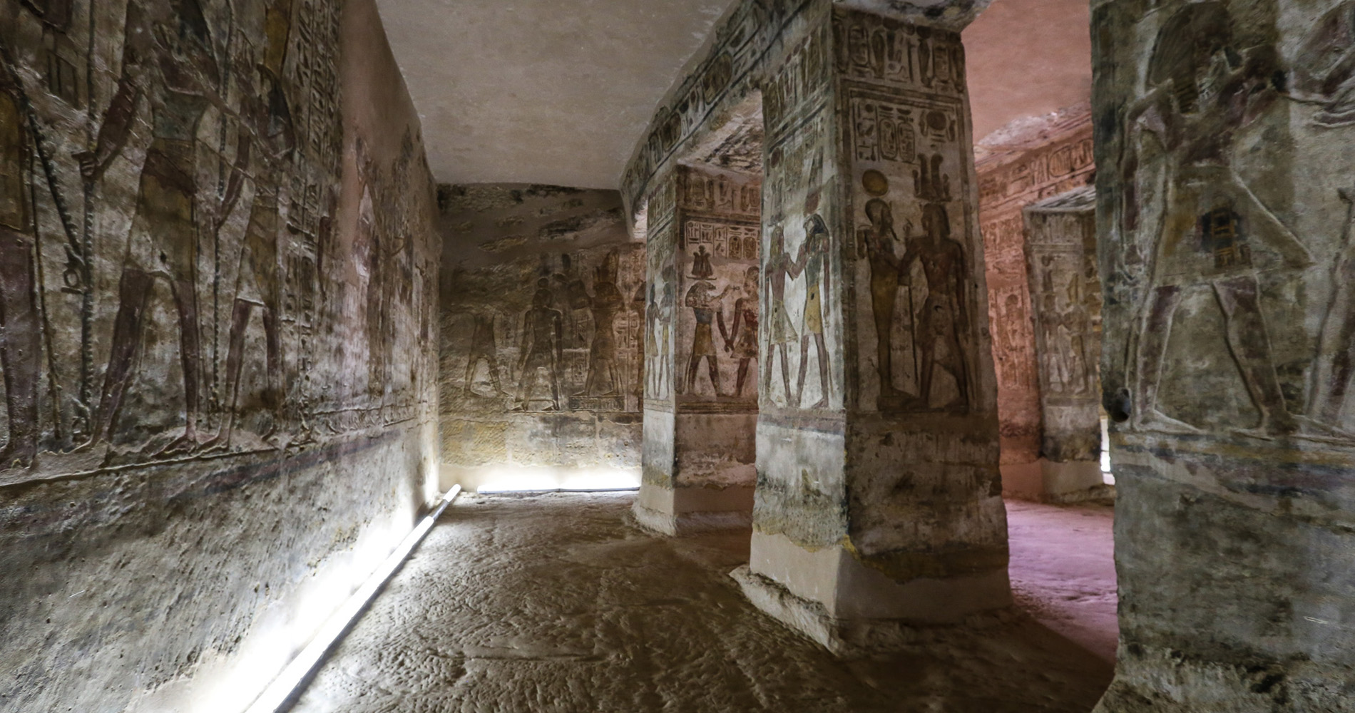 Partie des parois dans la deuxième salle avec une belle polychromie