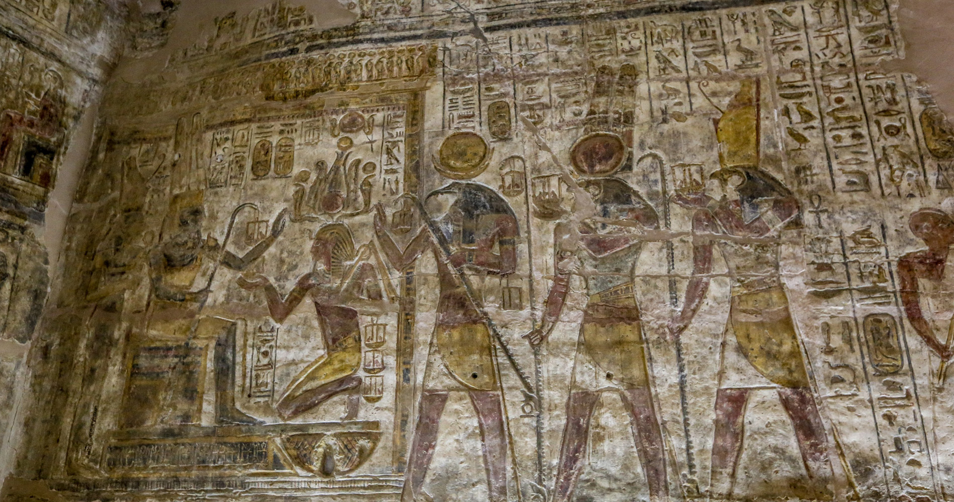 Amon-Rê (à gauche) devant Ramsès II, suivi de Thot, Monto, Horus