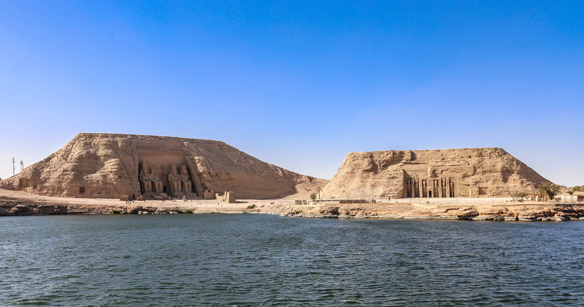 Depuis le lac, les deux temples d’Abou Simbel