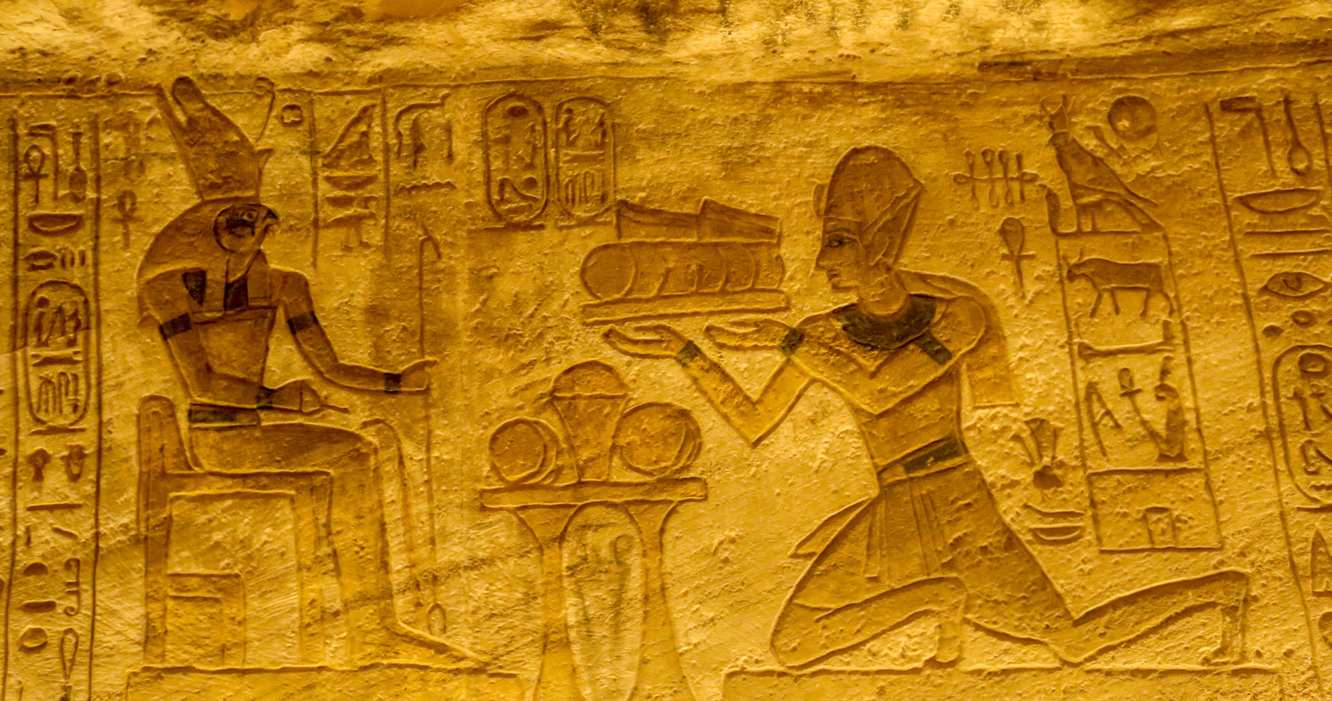 Ramsès donne des offrandes à Horus