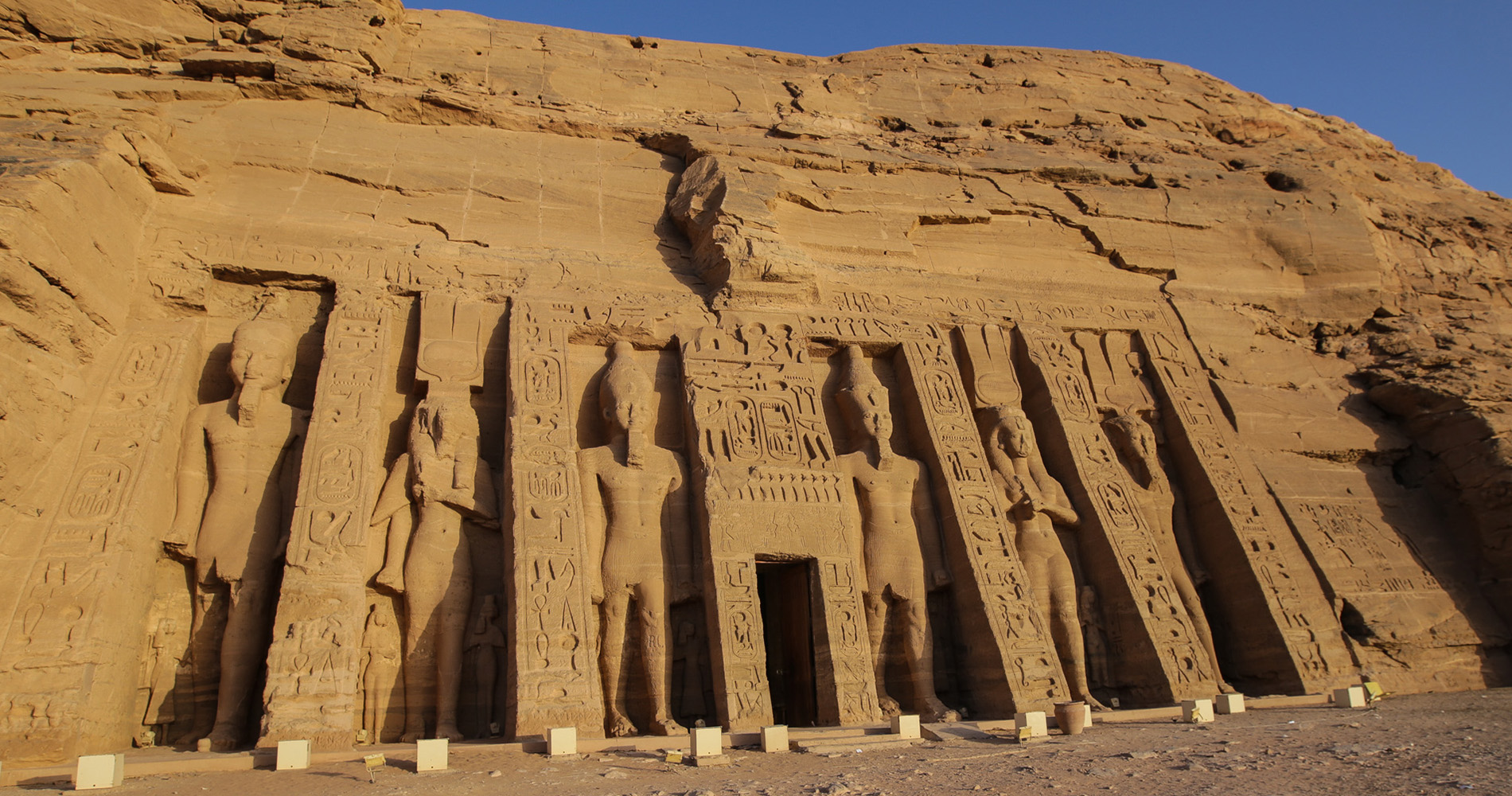 6 statues de 10 m de haut pour la façade du temple d’Hator