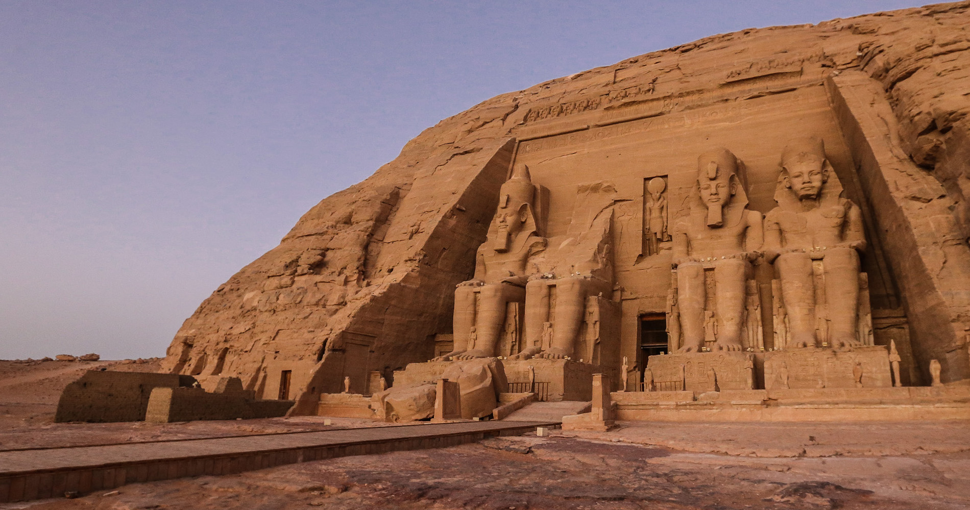 La façade monumentale du Grand Temple de Ramsès II