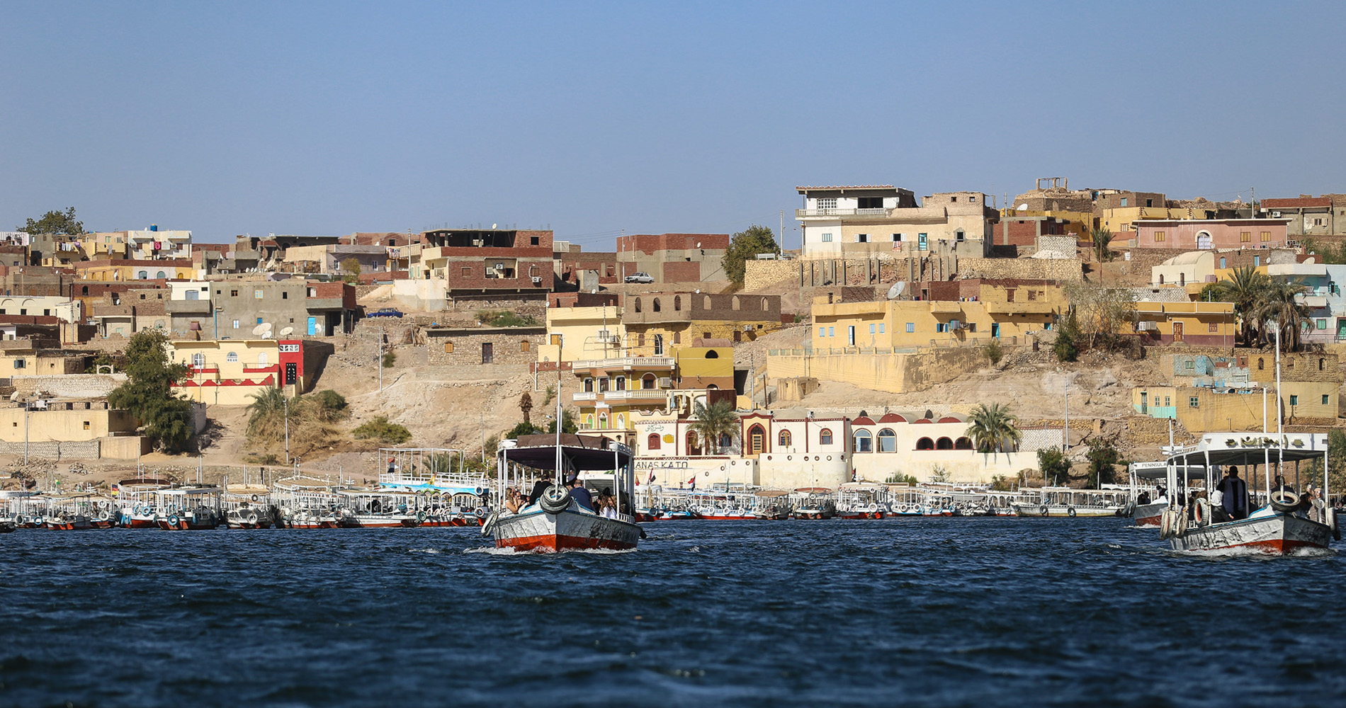 Une noria de petits bateaux mène les visiteurs sur l’île où a été reconstruit Philae