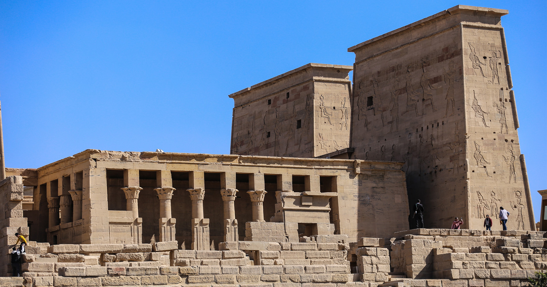 Le mammisi dédié à Horus, depuis le bateau