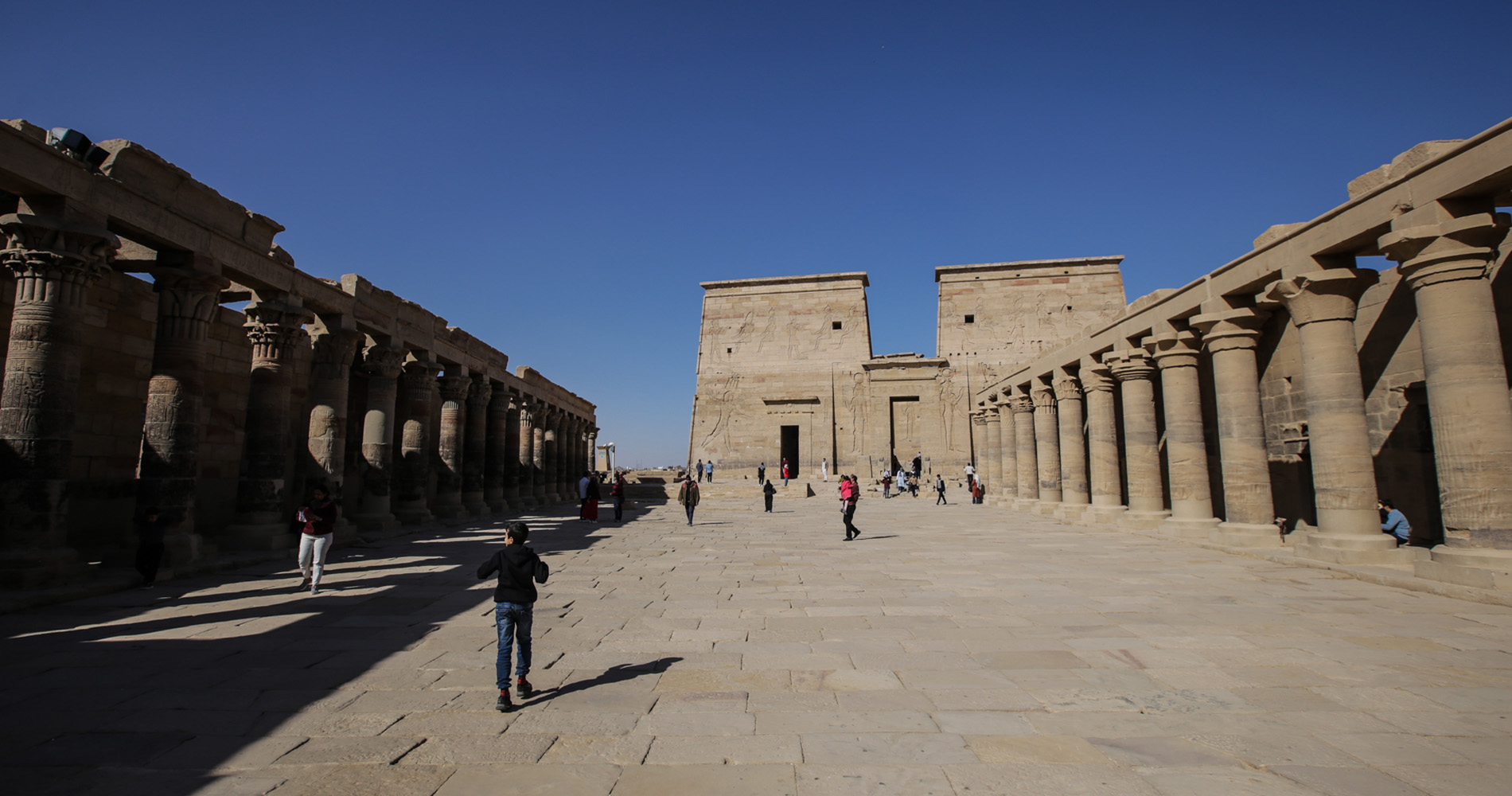 La cour d’entrée du temple d’Isis