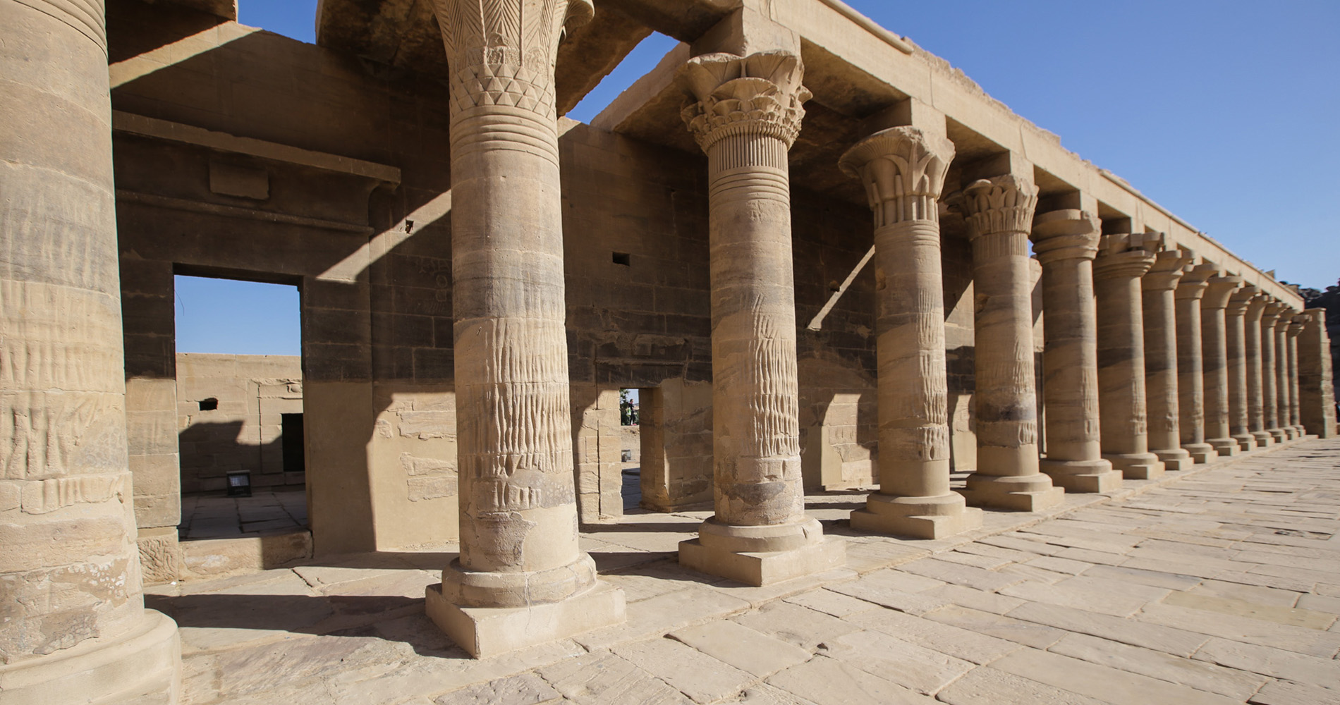 Colonnade dans la cour d’entrée