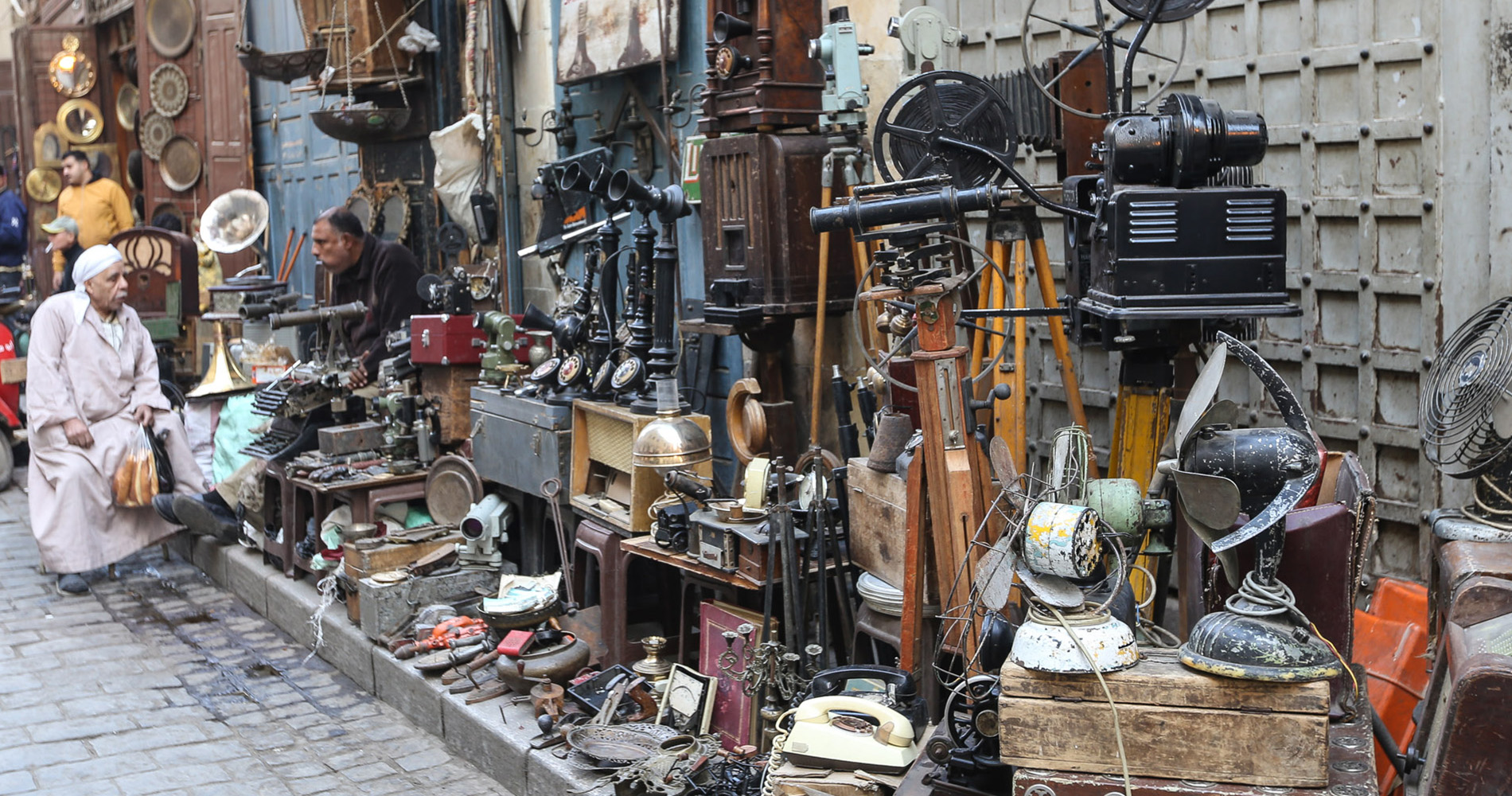 Antiquités au souk Khan al-Khalilli