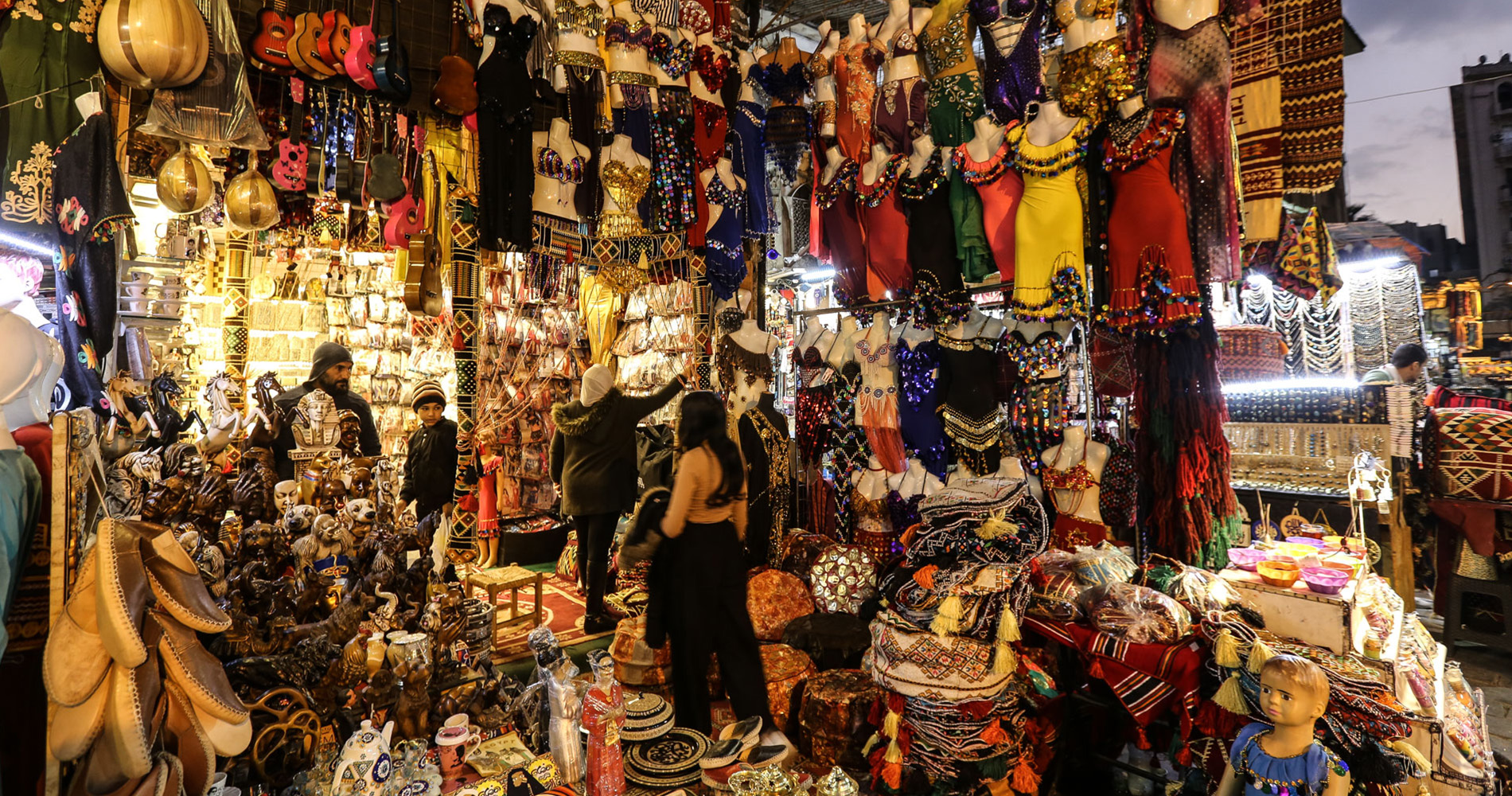 Tenues affriolantes au souk Khan al-Khalilli