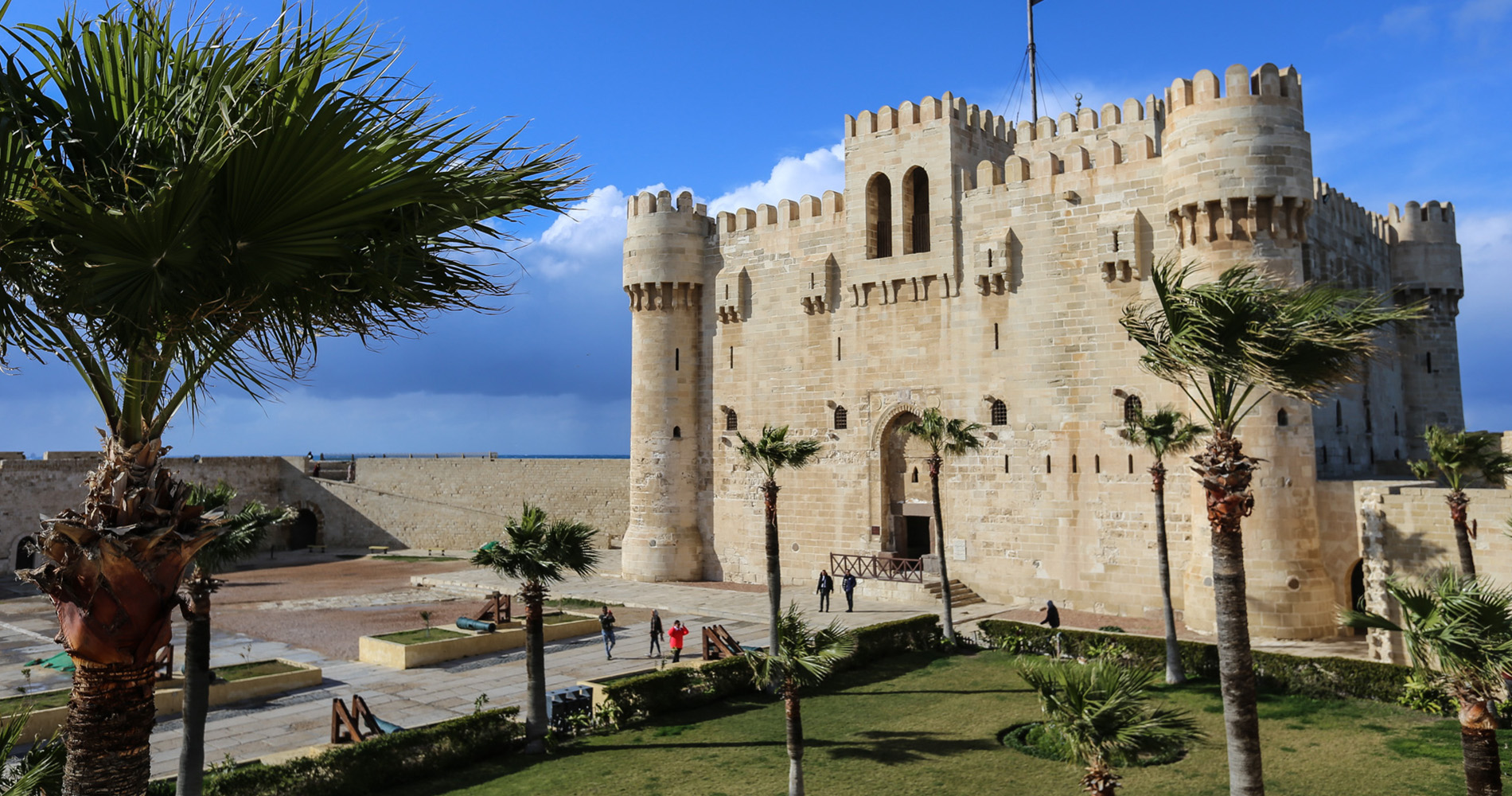 La cour intérieure devant le château