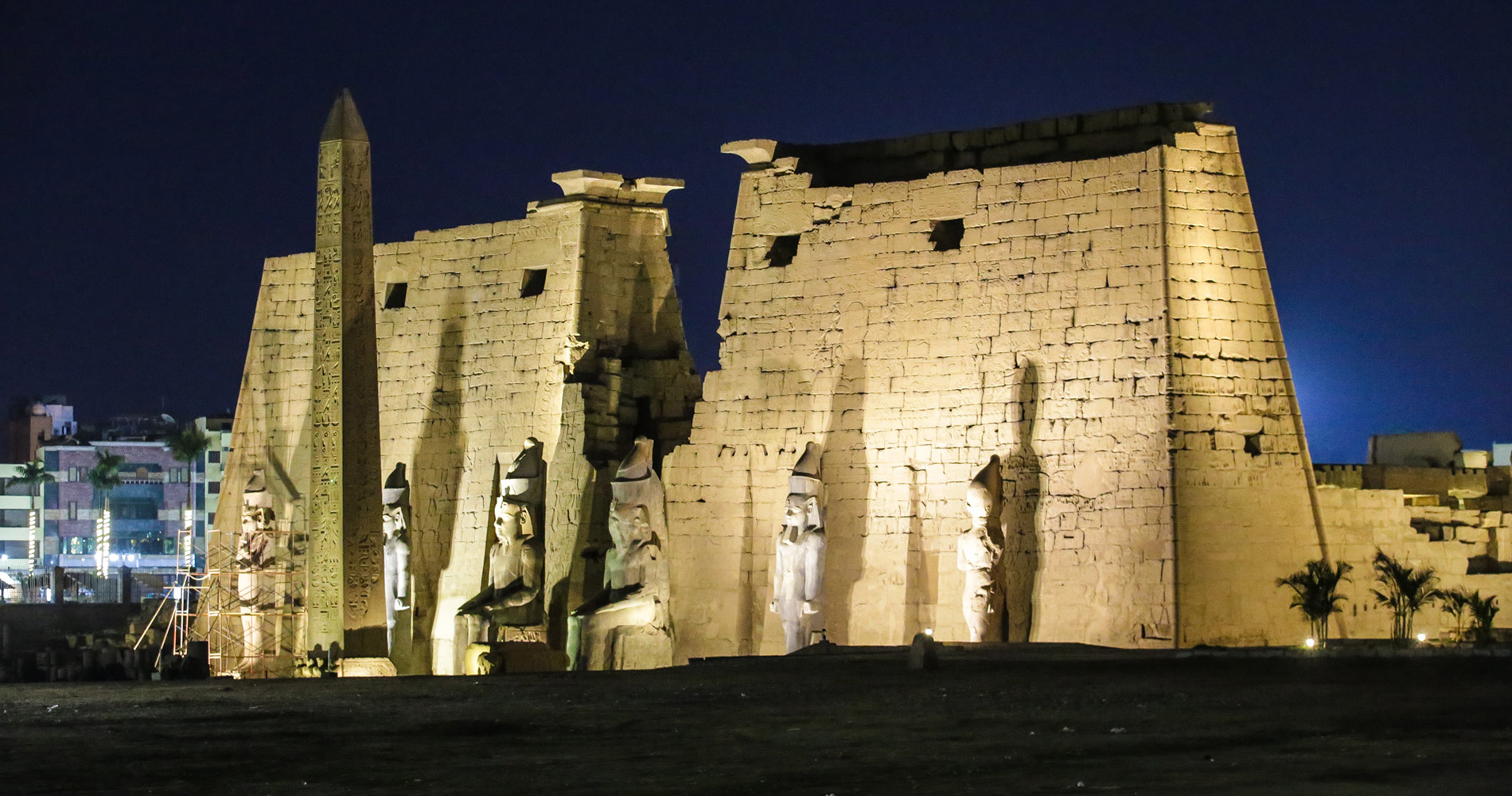 Le premier pylône avec ses 6 statues