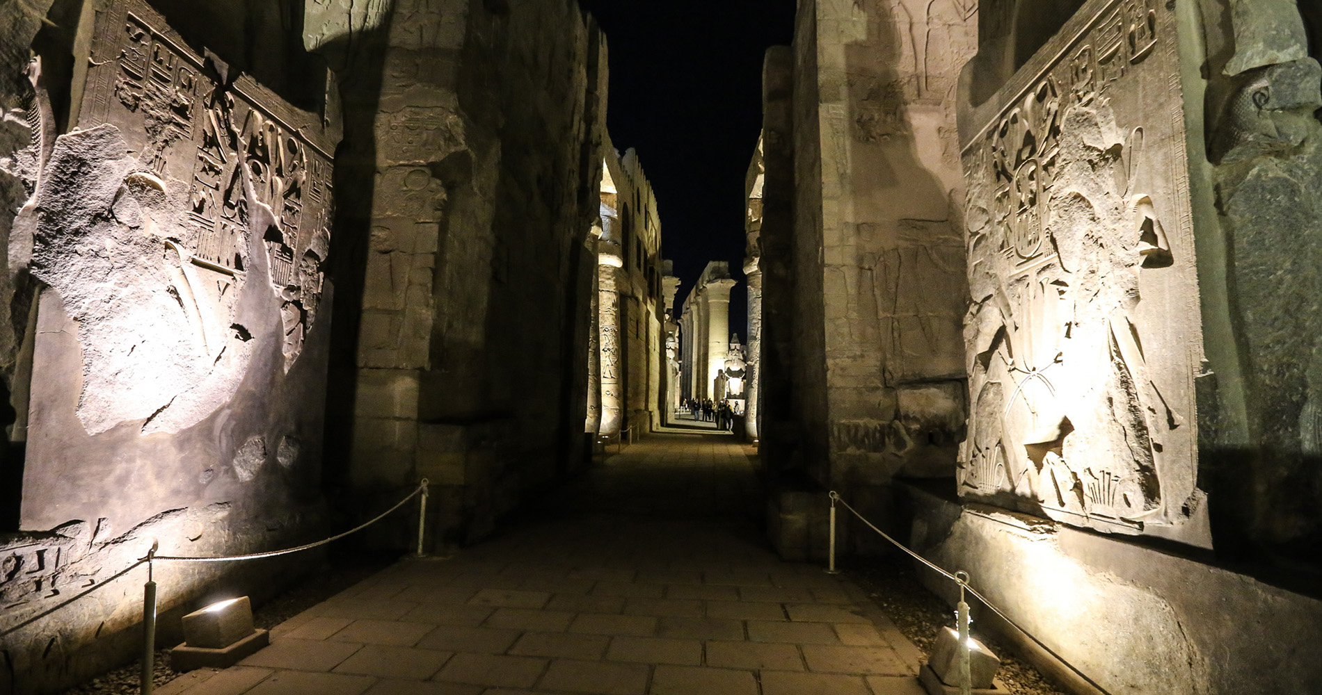 Le grand corridor menant au sanctuaire d’Amon