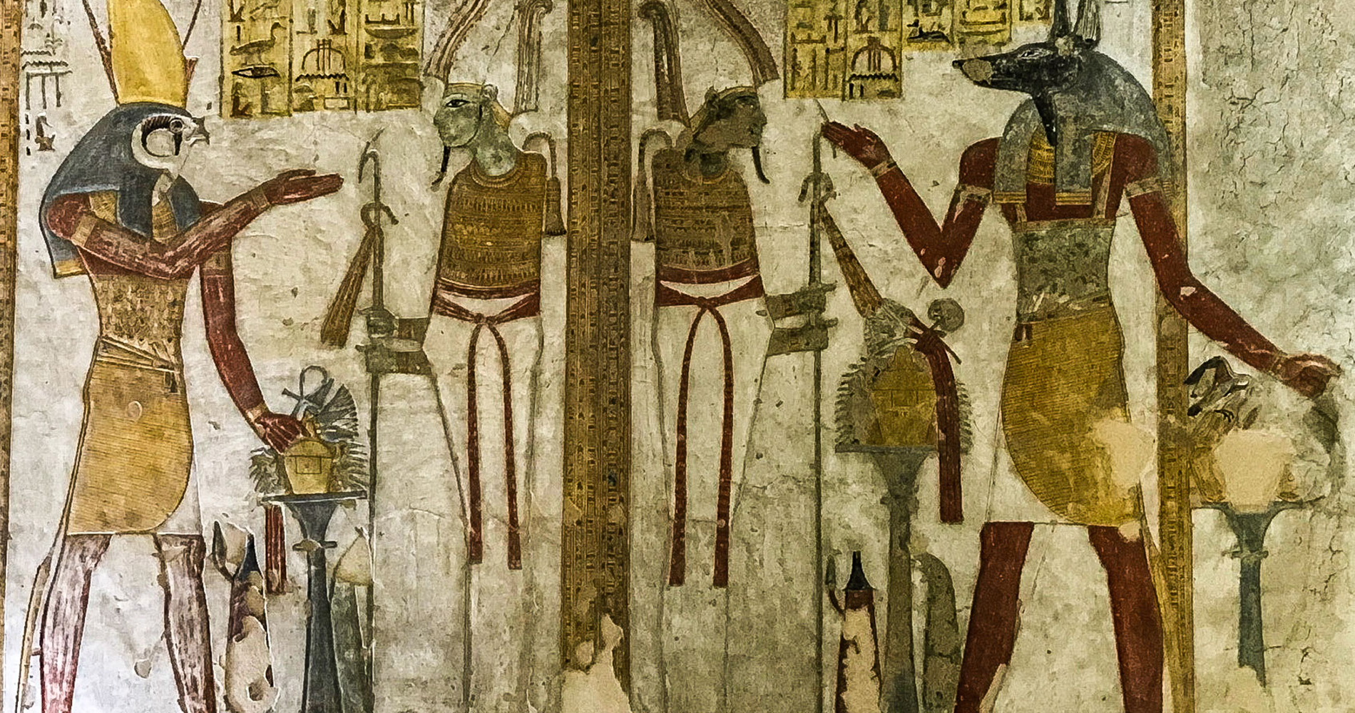 Horus à gauche, deux Osiris au centre et Anubis à droite