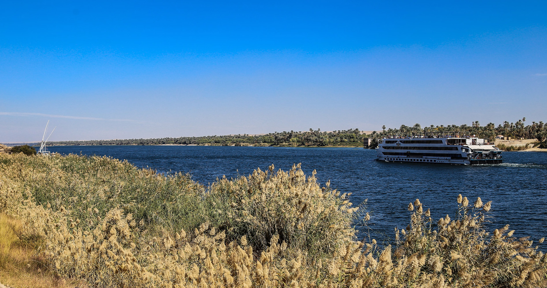 Sur le Nil, un autre style de navire… pas le même style de voyage