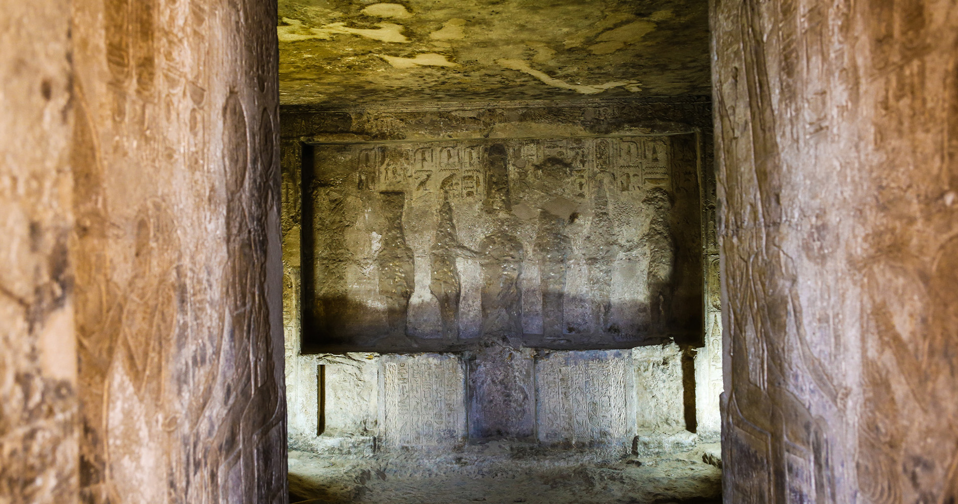 Le Naos du temple, avec 6 divinités et Horemheb placé comme un Dieu
