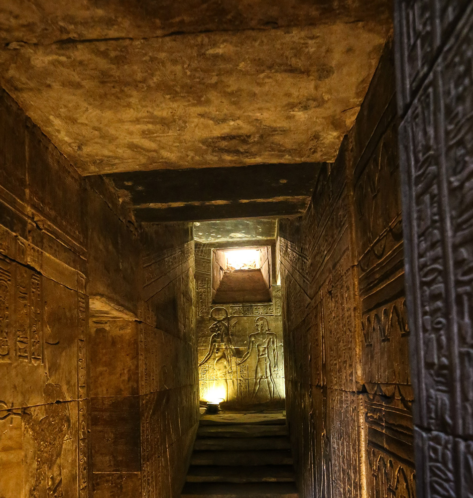 L’escalier latéral, accès au toit, permettant la montée du coffre qui contenait la statue de Horus