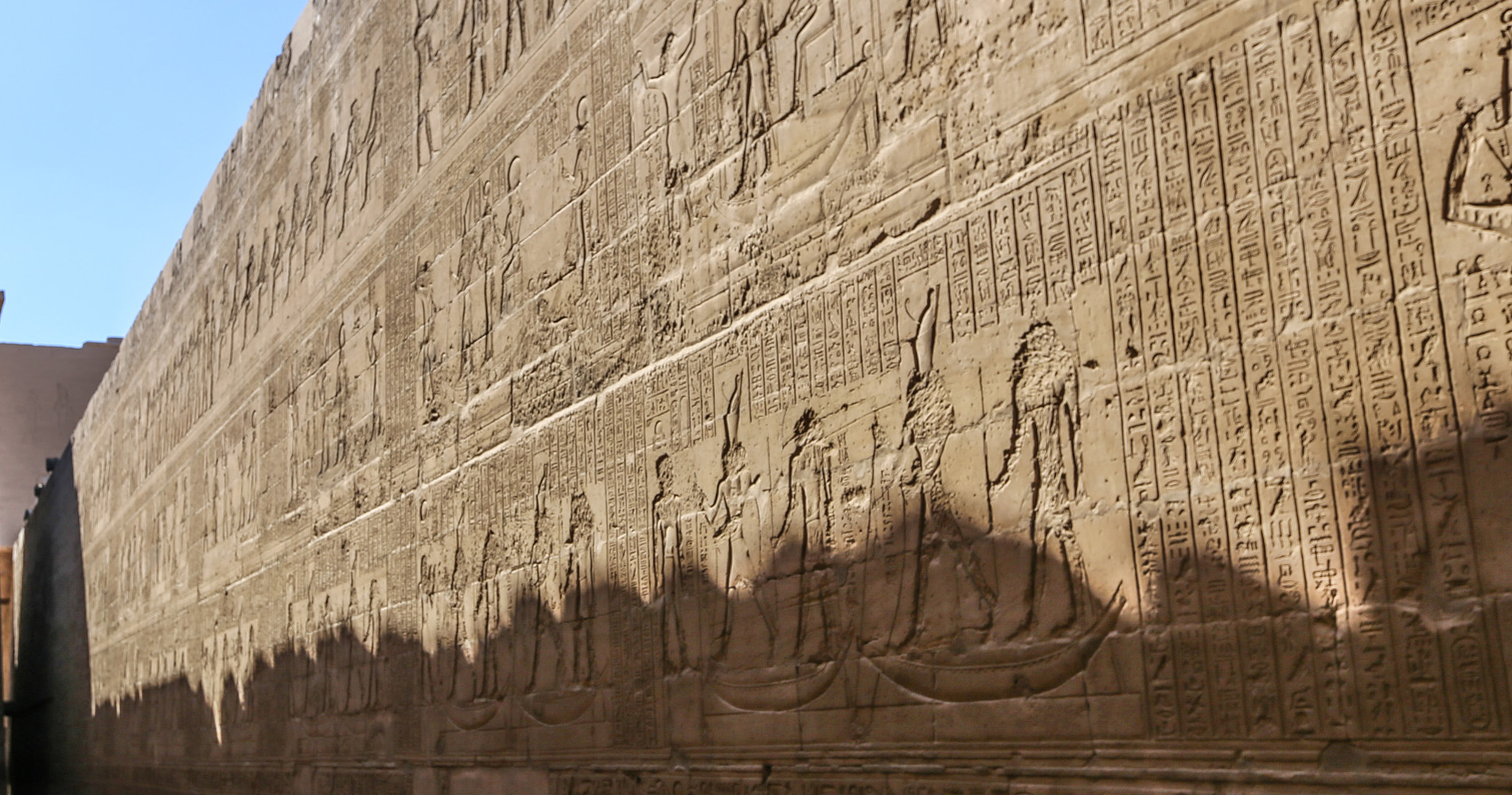 Le mur racontant la revanche de Horus sur Seth