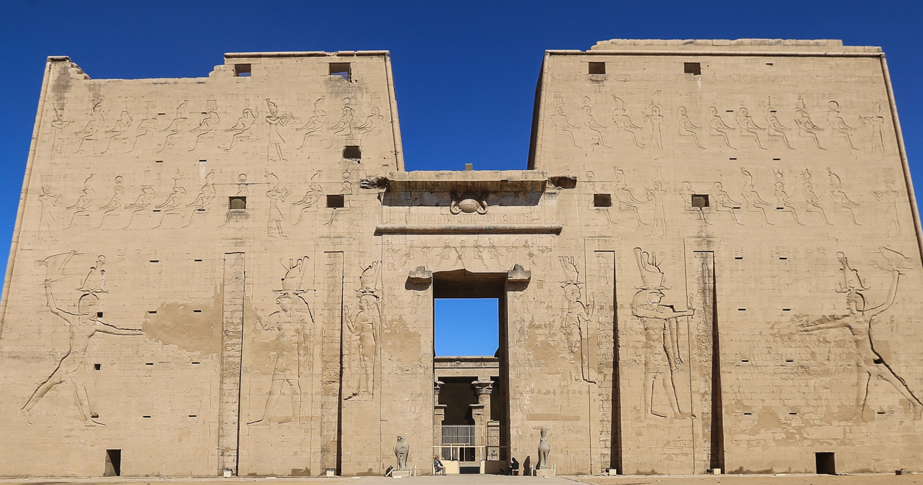 Le Pylône (portique d’entrée) du temple de Horus