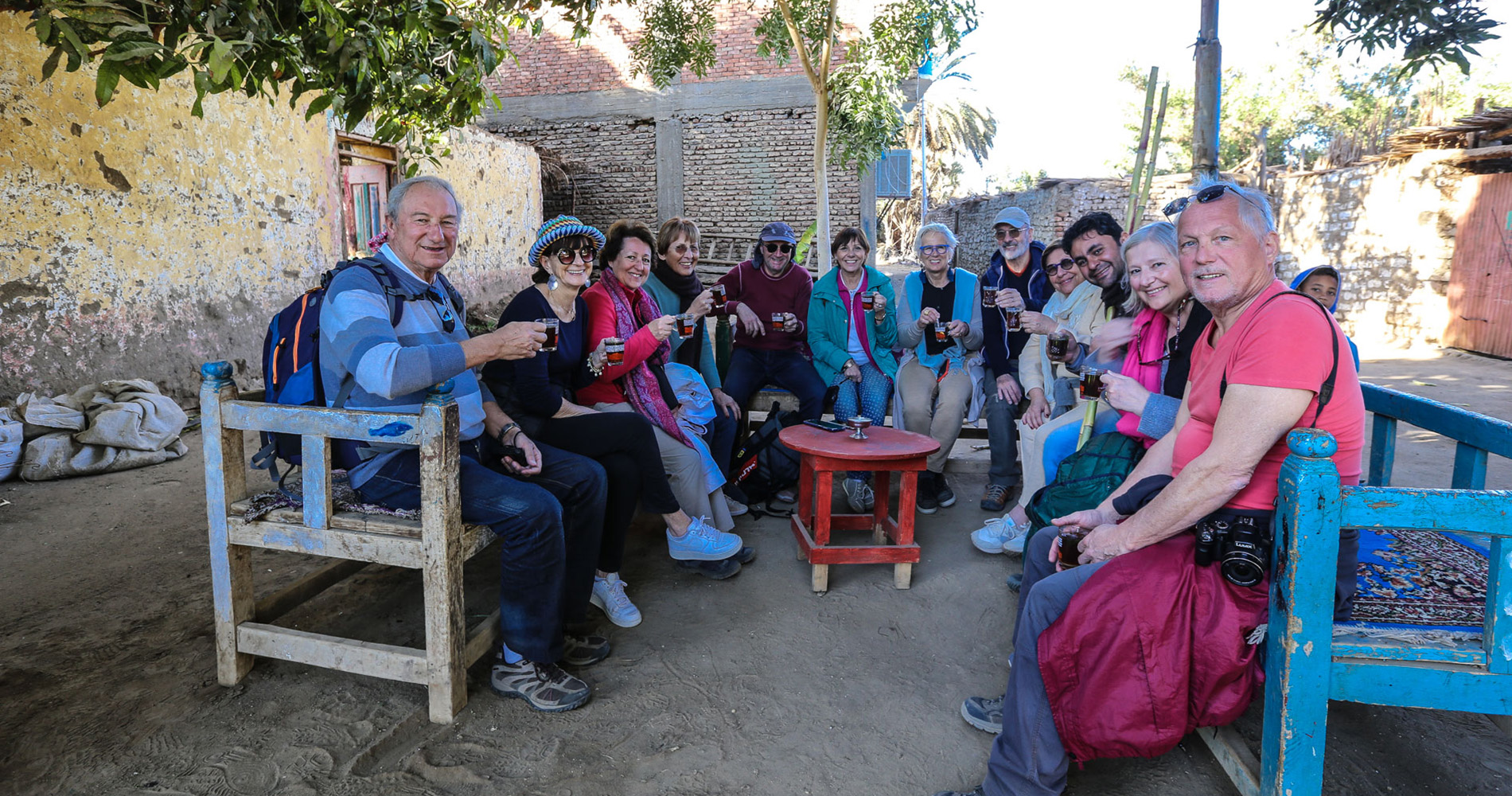  Pause thé dans le village