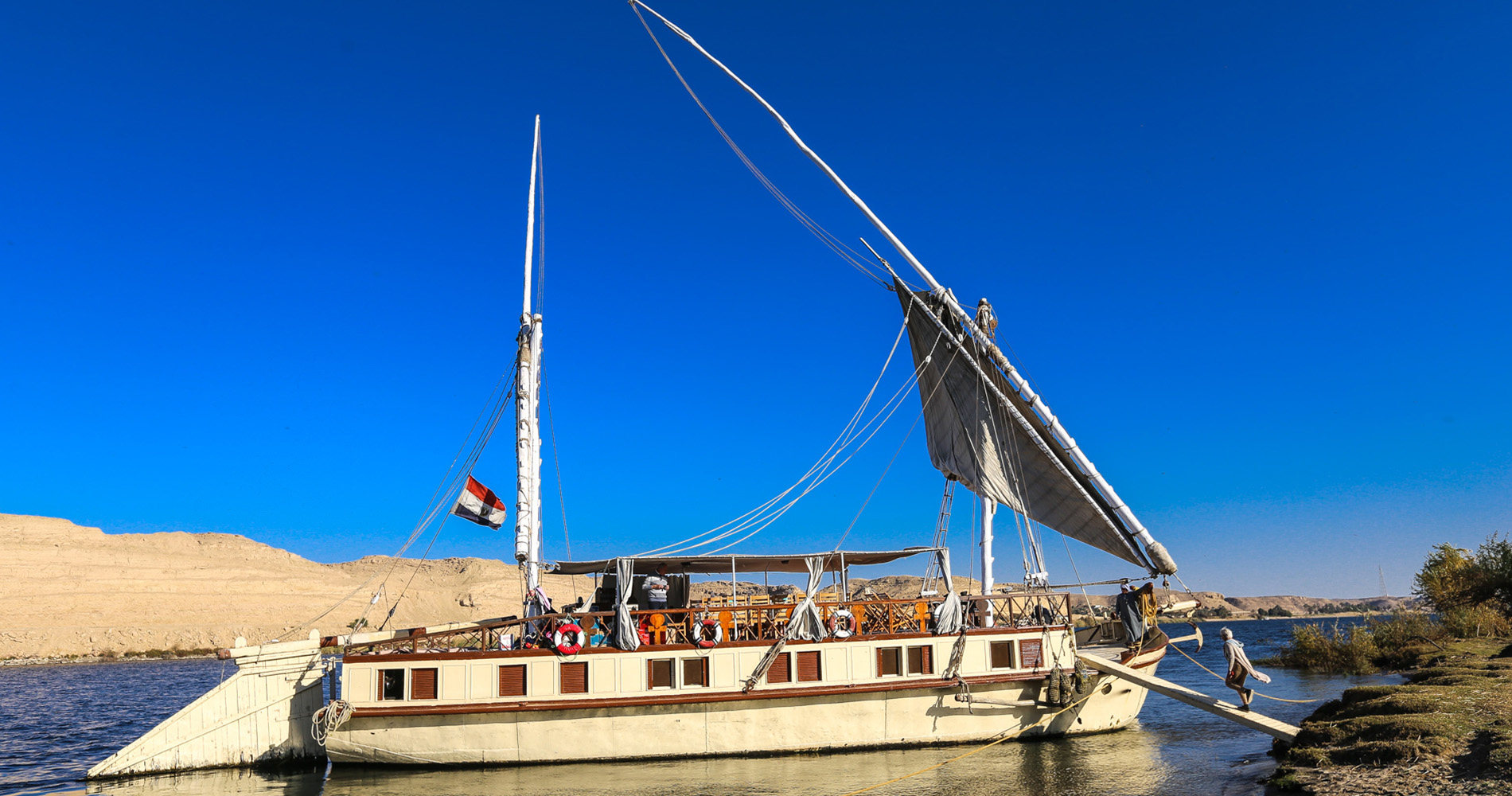 Remontée sur le bateau en amont du village