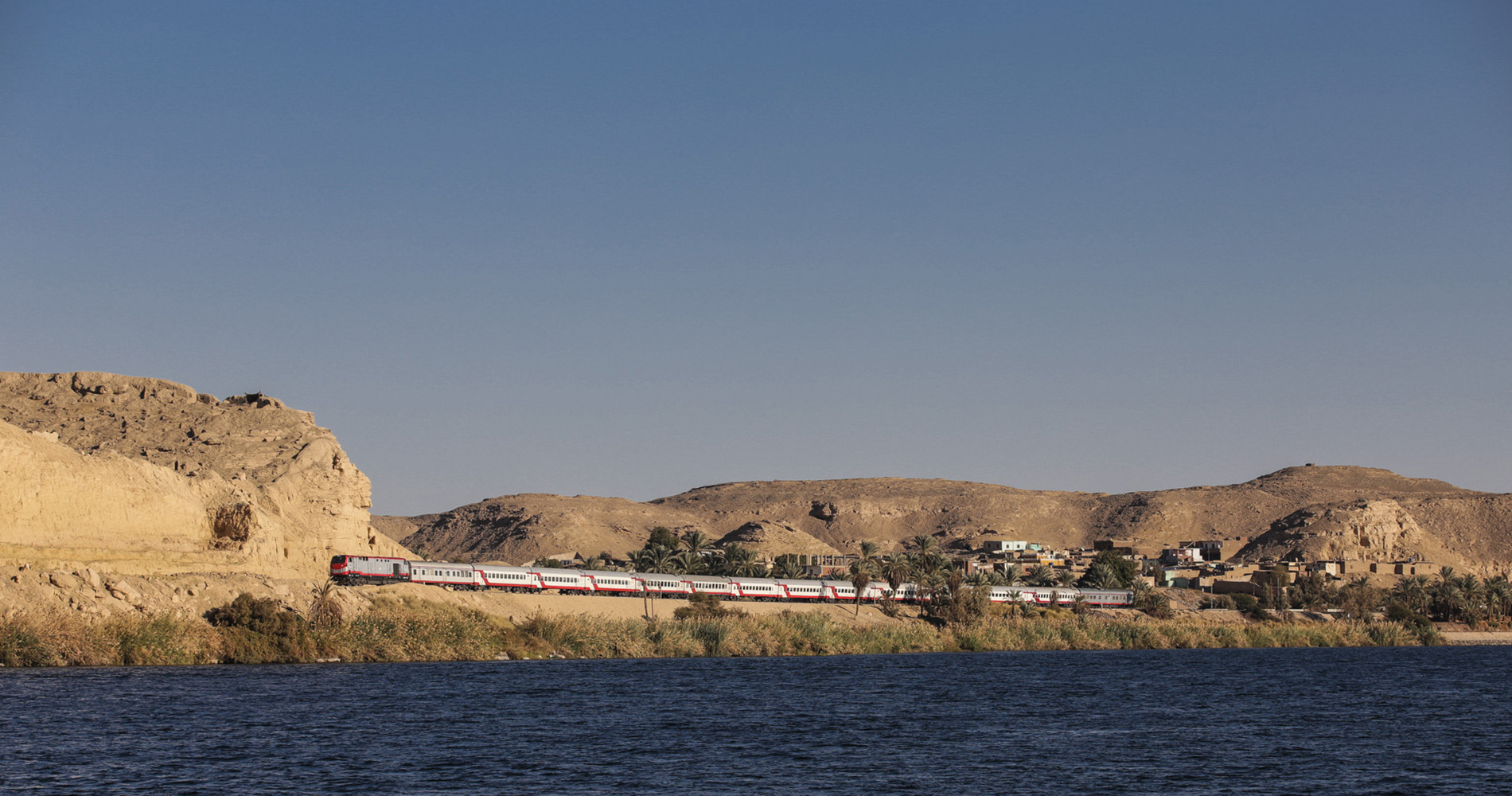 La ligne de chemin de fer suit la rive droite du Nil