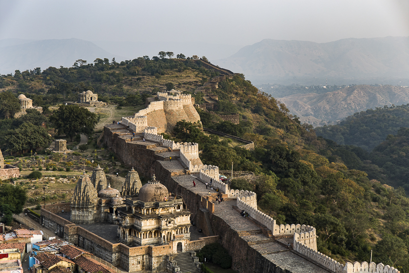 Entrée dans le fort et vue depuis le sommet du palais