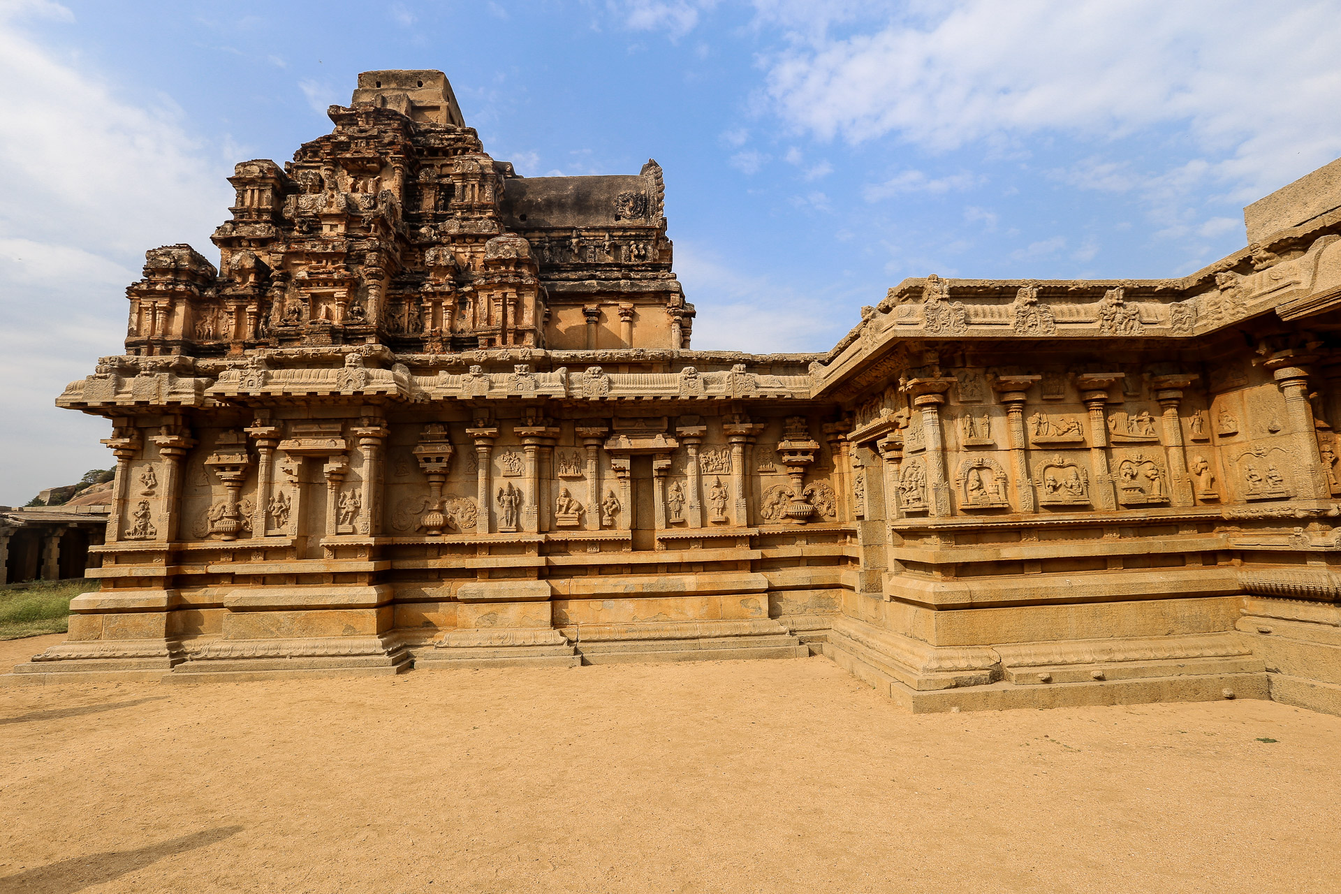 Les murs extérieurs du temple Hazara Ramachandra sont couverts de bas-reliefs qui racontent le Ramayana