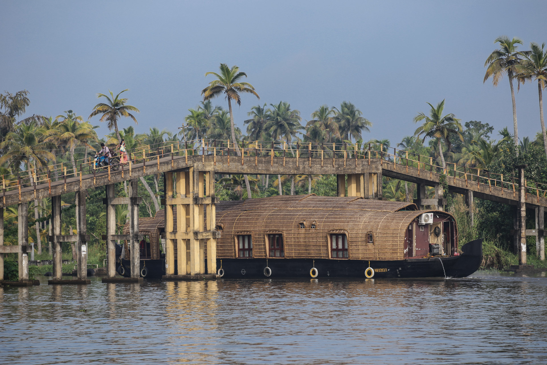 Des passerelles relient les différentes îles dans les backwaters