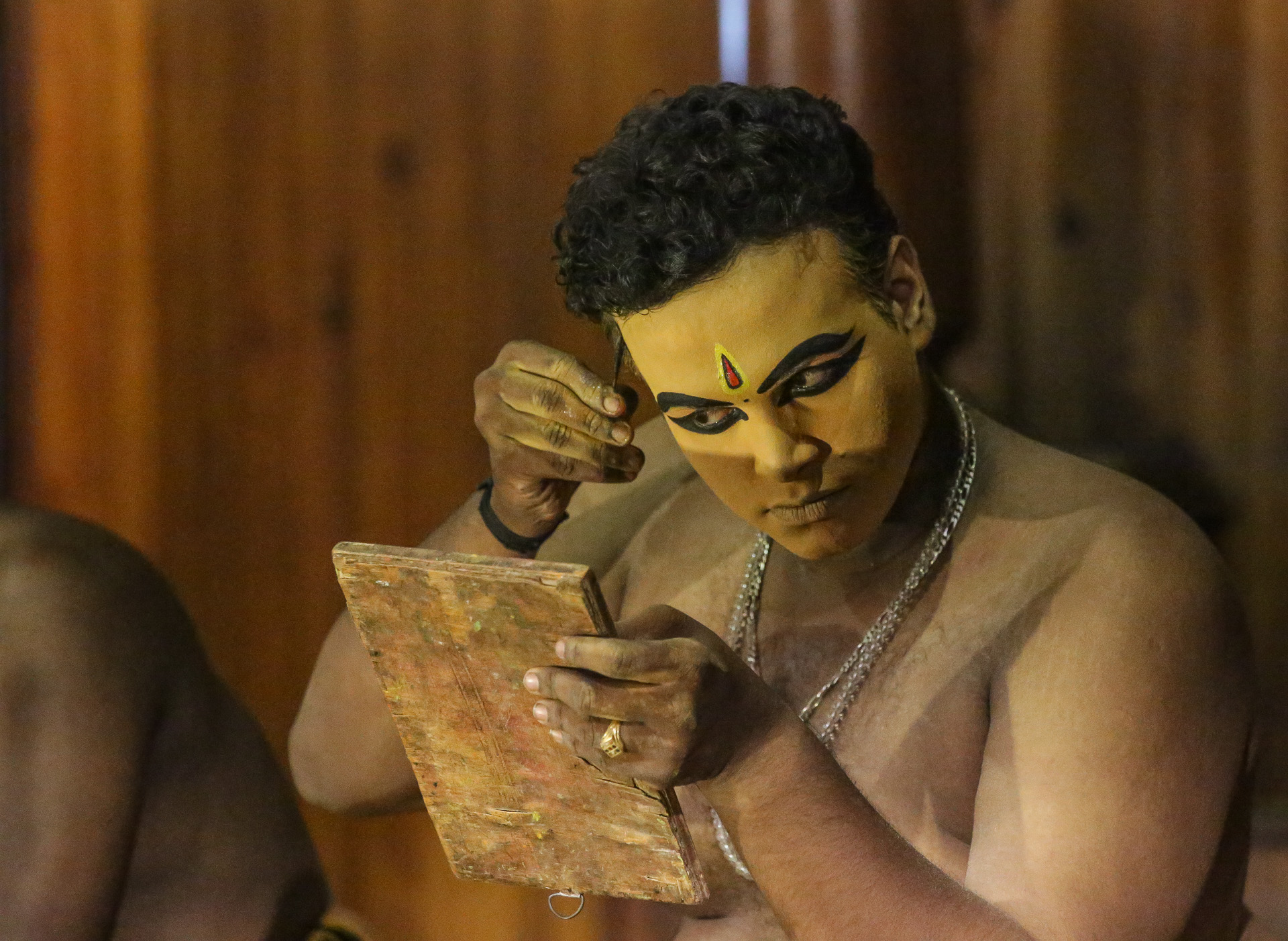 Séance de maquillage de poudres minerales et huile de coco  Kathakali 