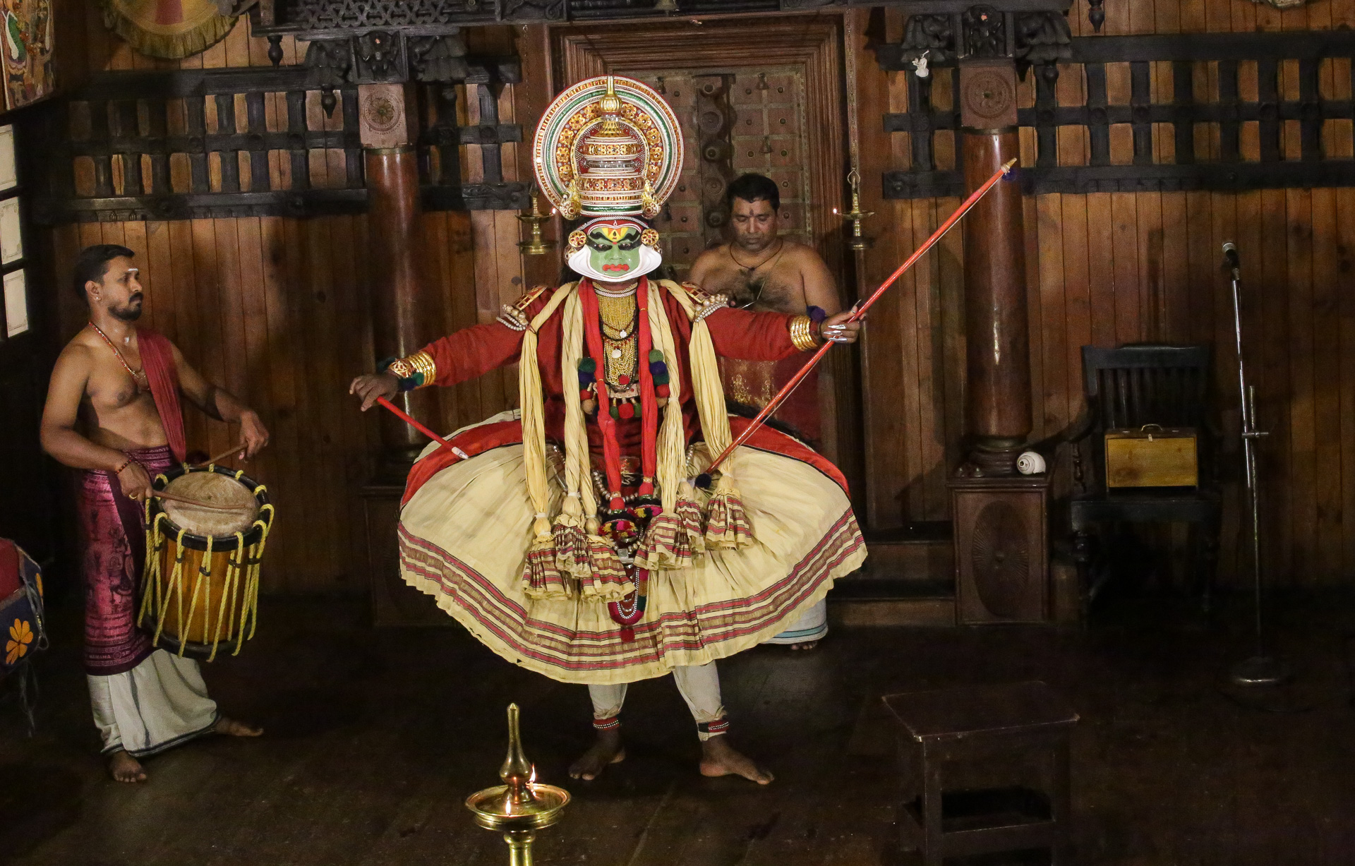 Arjuna avec un percussionniste et le chanteur